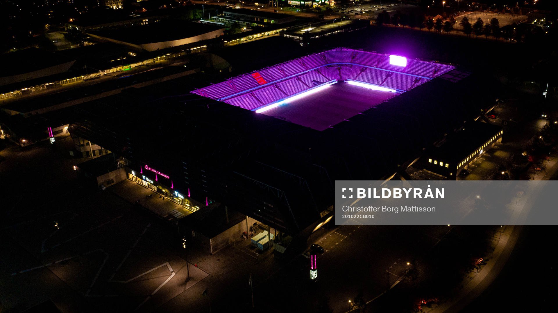Exteriör vy över Eleda Stadion med rosa ljus på skyltar,