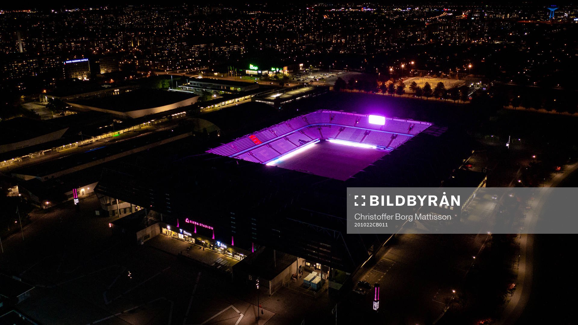 Exteriör vy över Eleda Stadion med rosa ljus på skyltar,