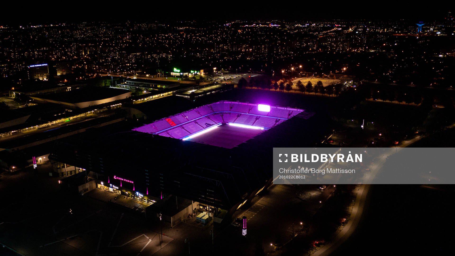 Exteriör vy över Eleda Stadion med rosa ljus på skyltar,
