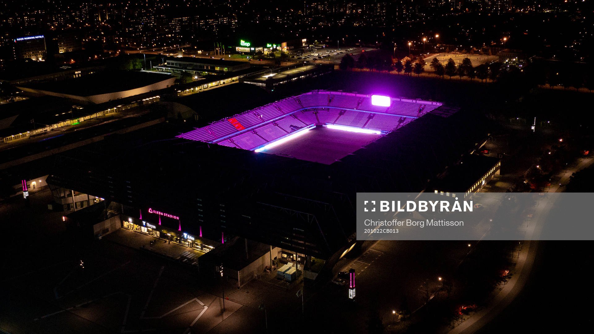 Exteriör vy över Eleda Stadion med rosa ljus på skyltar,