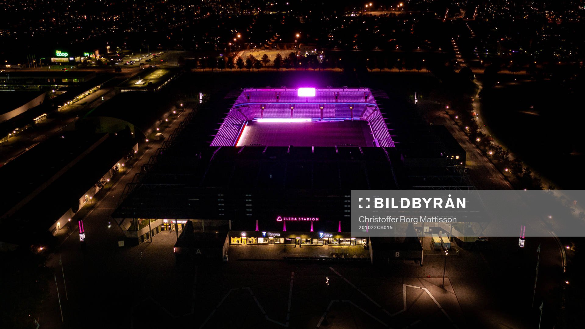 Exteriör vy över Eleda Stadion med rosa ljus på skyltar,