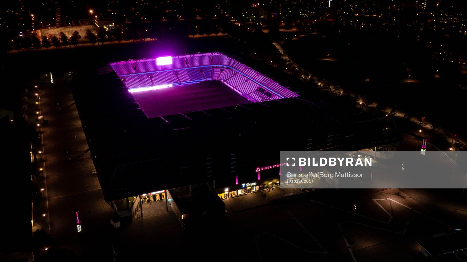 Exteriör vy över Eleda Stadion med rosa ljus på skyltar,