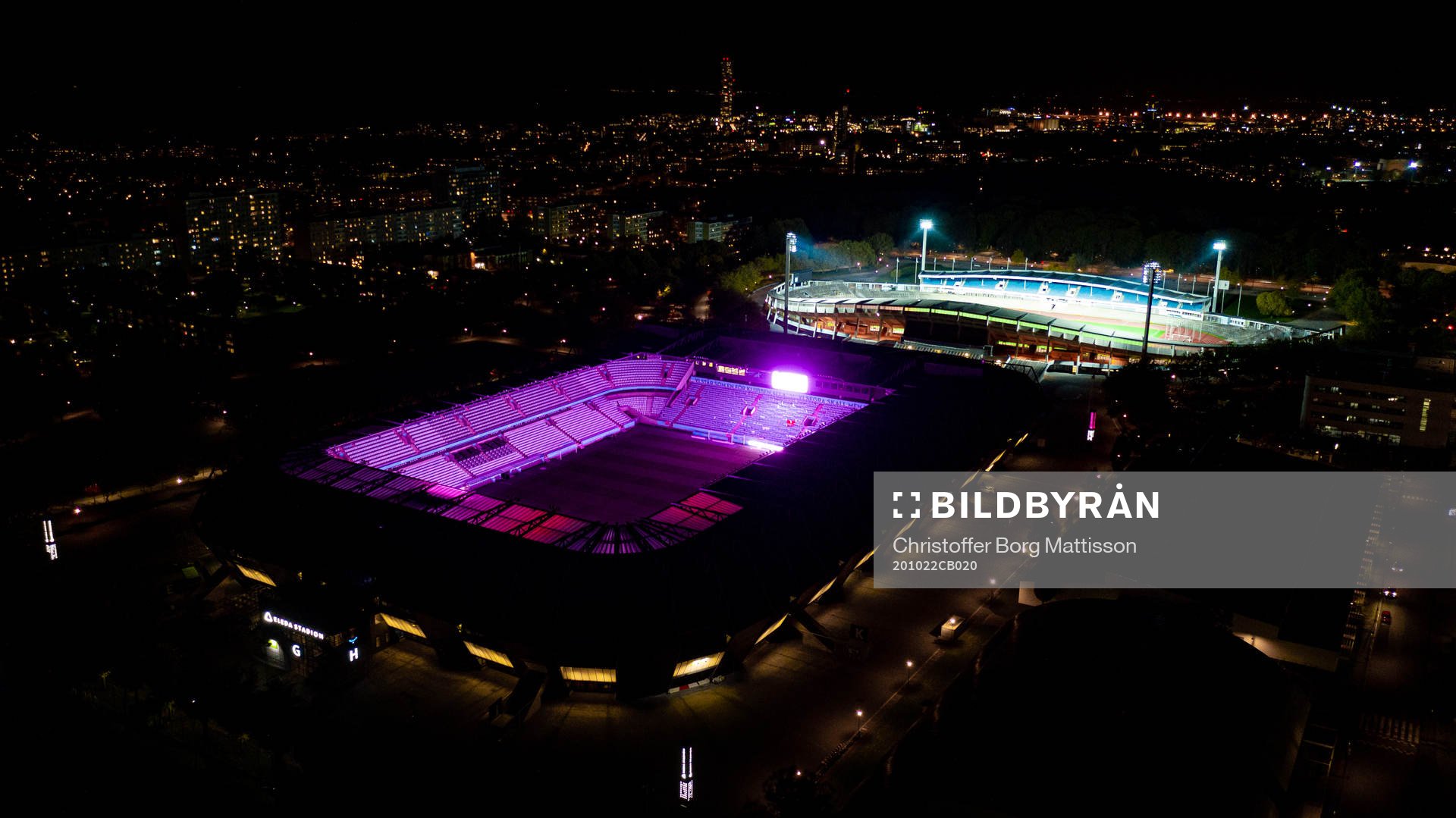 Exteriör vy över Eleda Stadion med rosa ljus på skyltar,