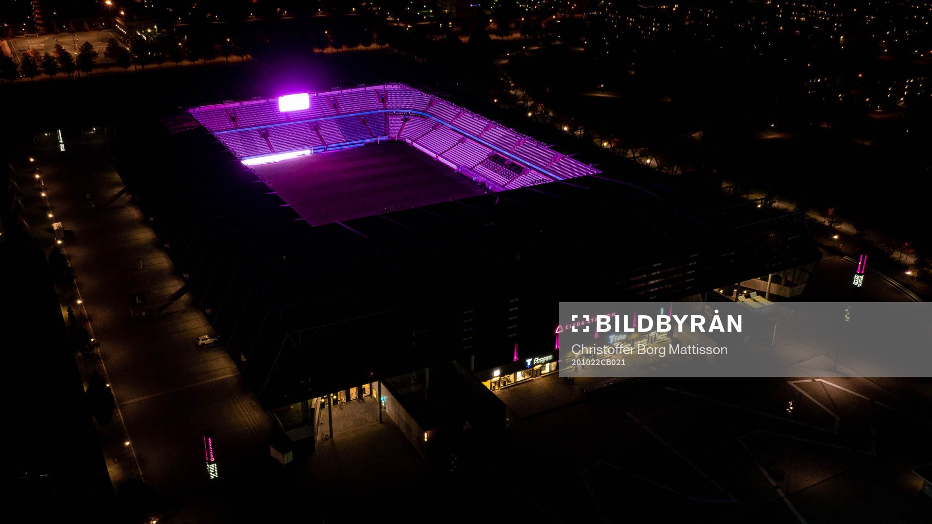 Exteriör vy över Eleda Stadion med rosa ljus på skyltar,