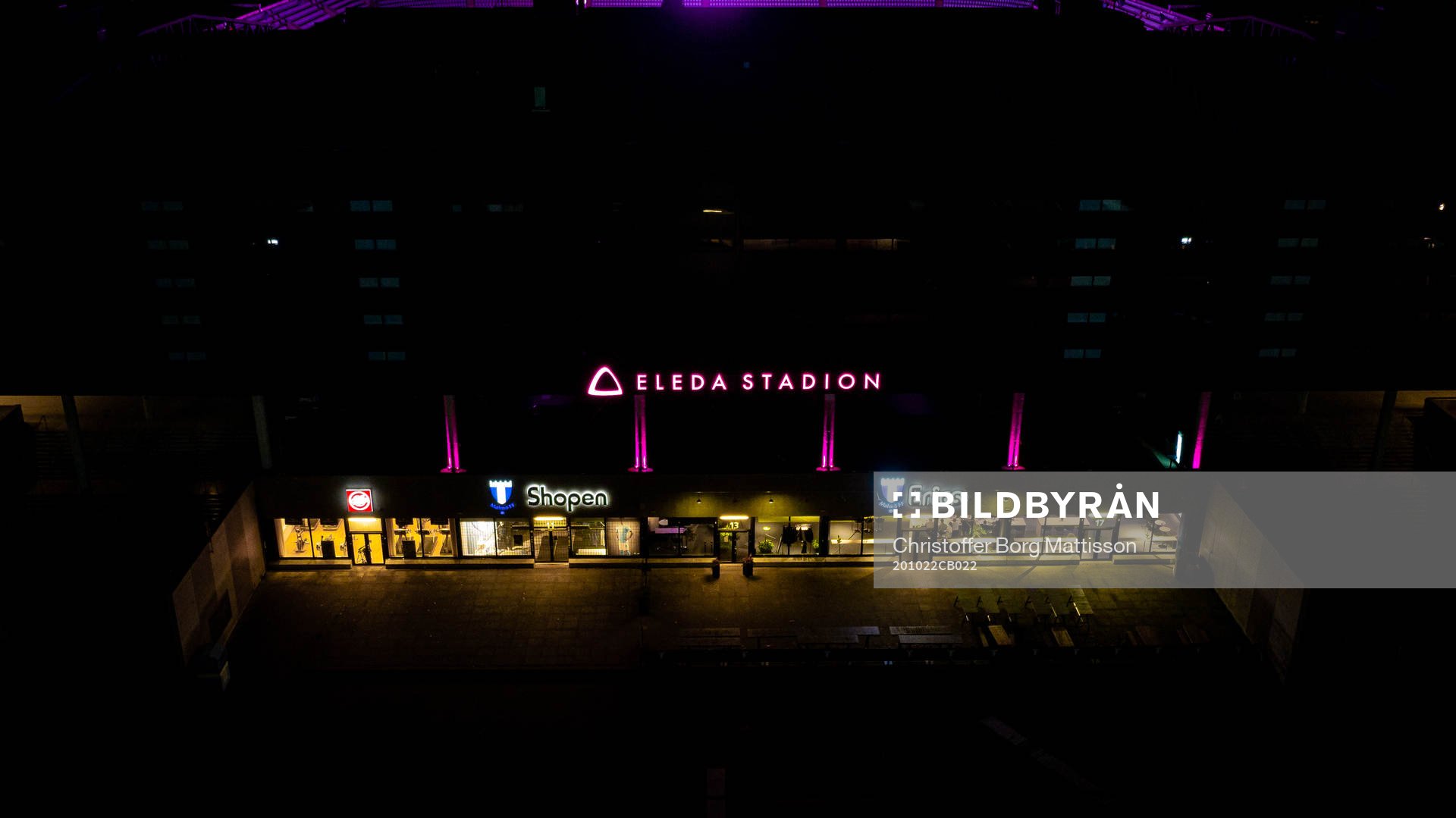 Exteriör vy över Eleda Stadion med rosa ljus på skyltar,