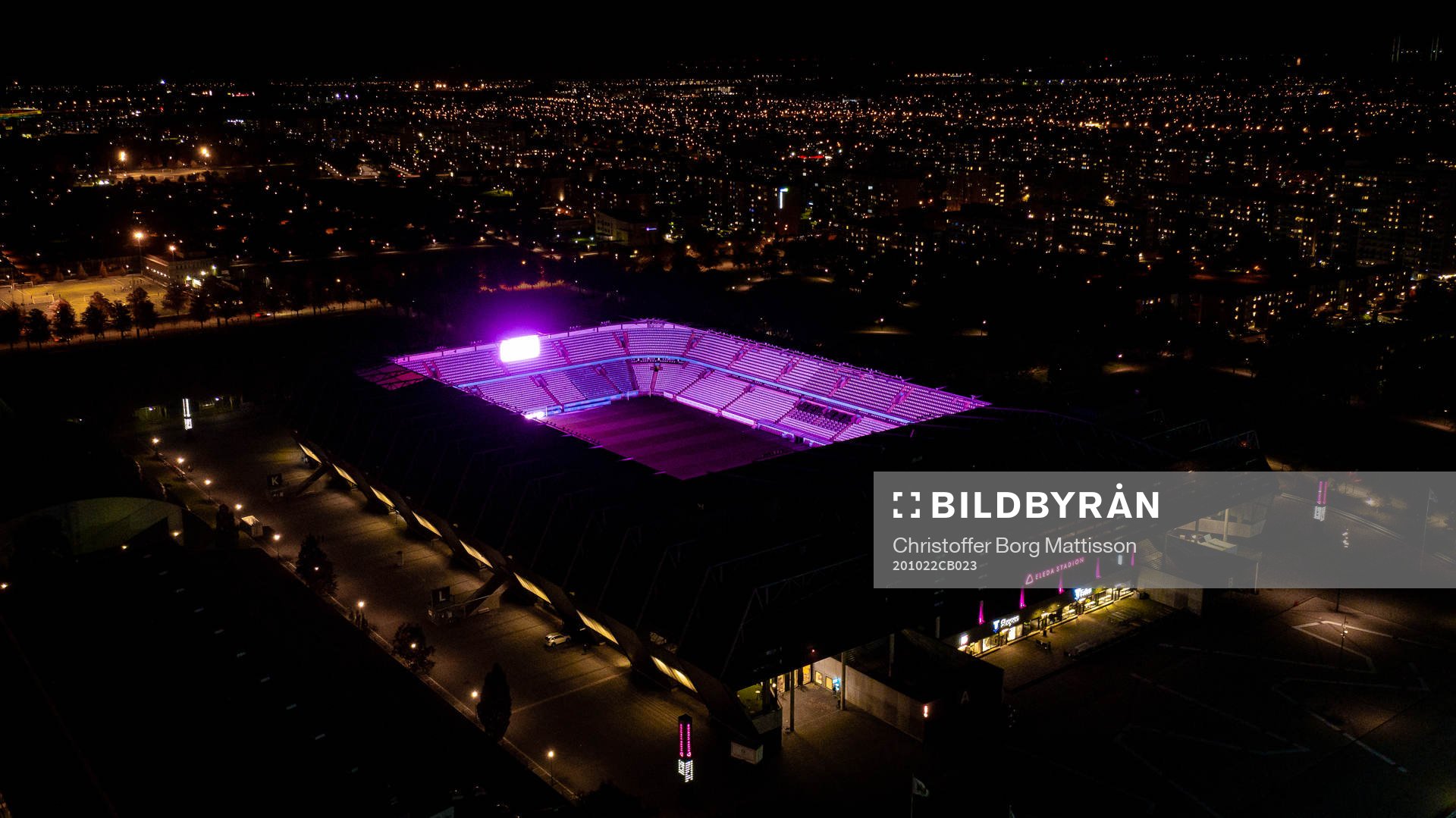 Exteriör vy över Eleda Stadion med rosa ljus på skyltar,