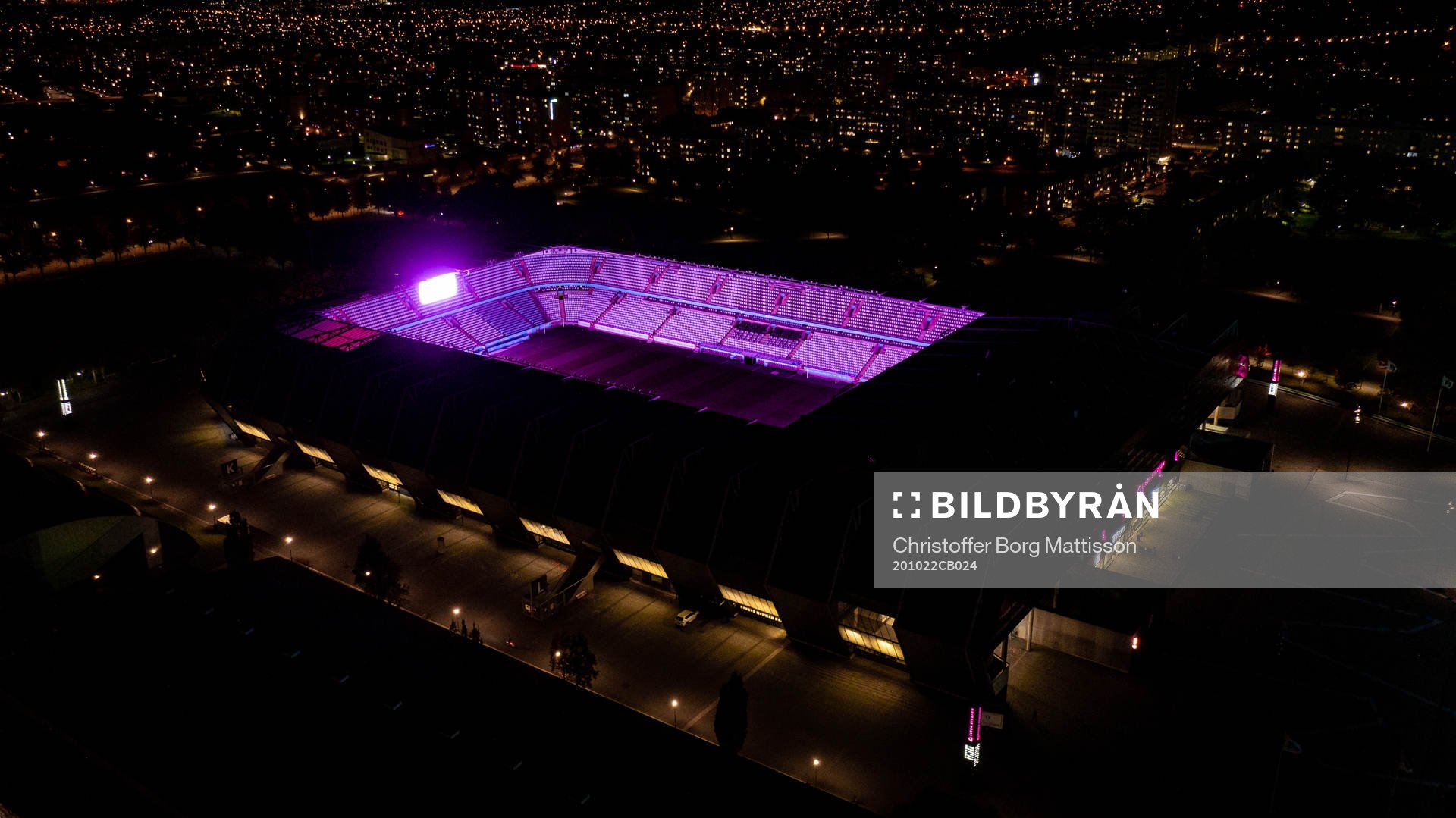 Exteriör vy över Eleda Stadion med rosa ljus på skyltar,