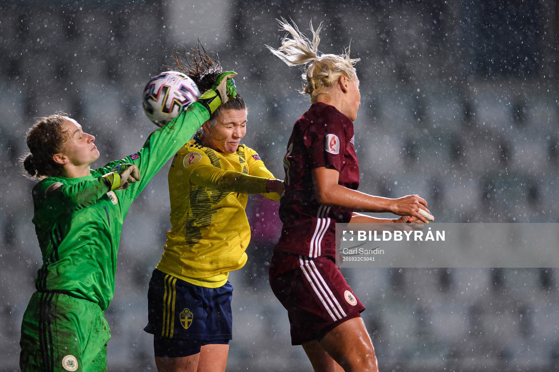 Pauline Hammarlund of Sweden against goalkeeper Sofja