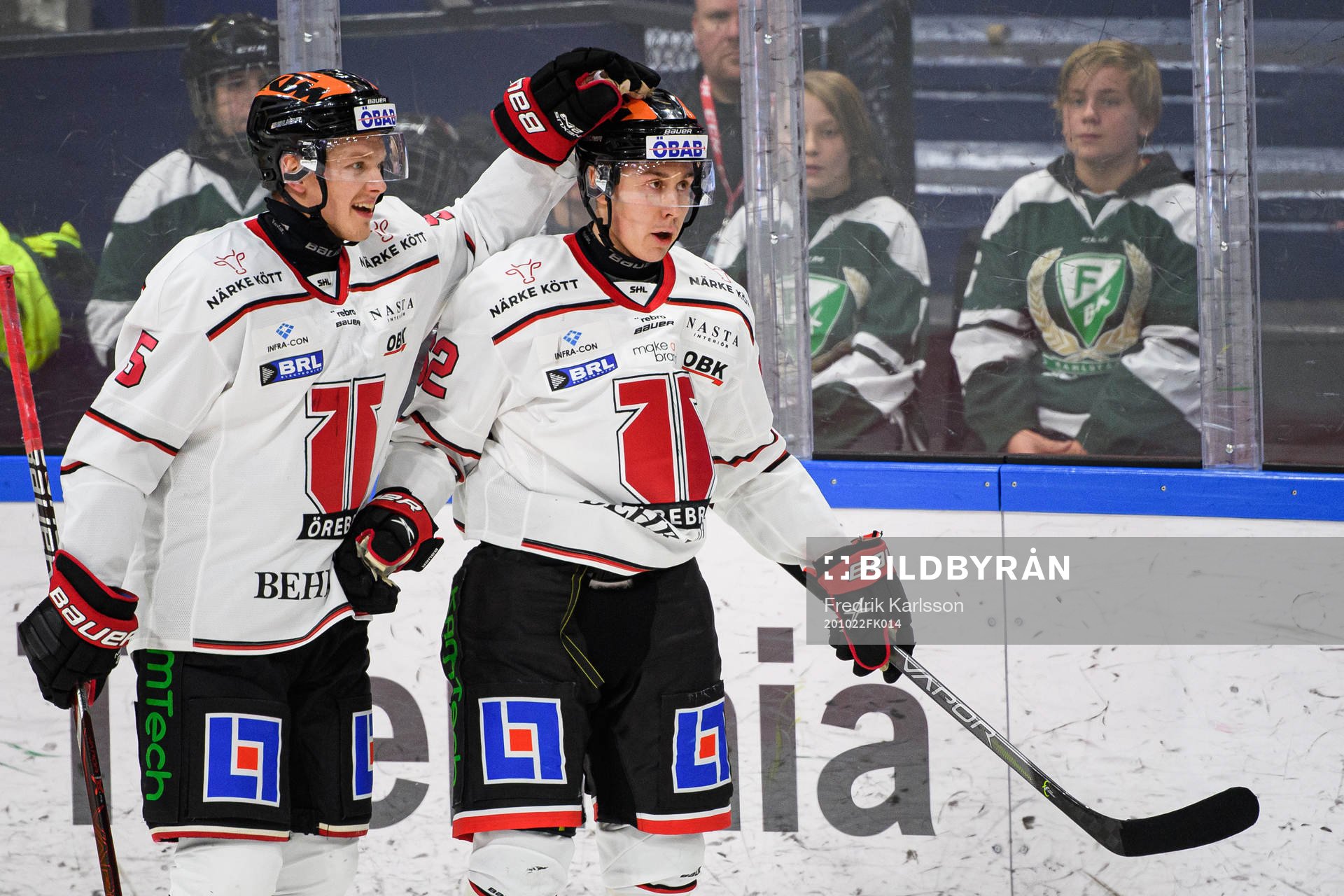 Örebros Gustav Backström och Robert Leino jublar