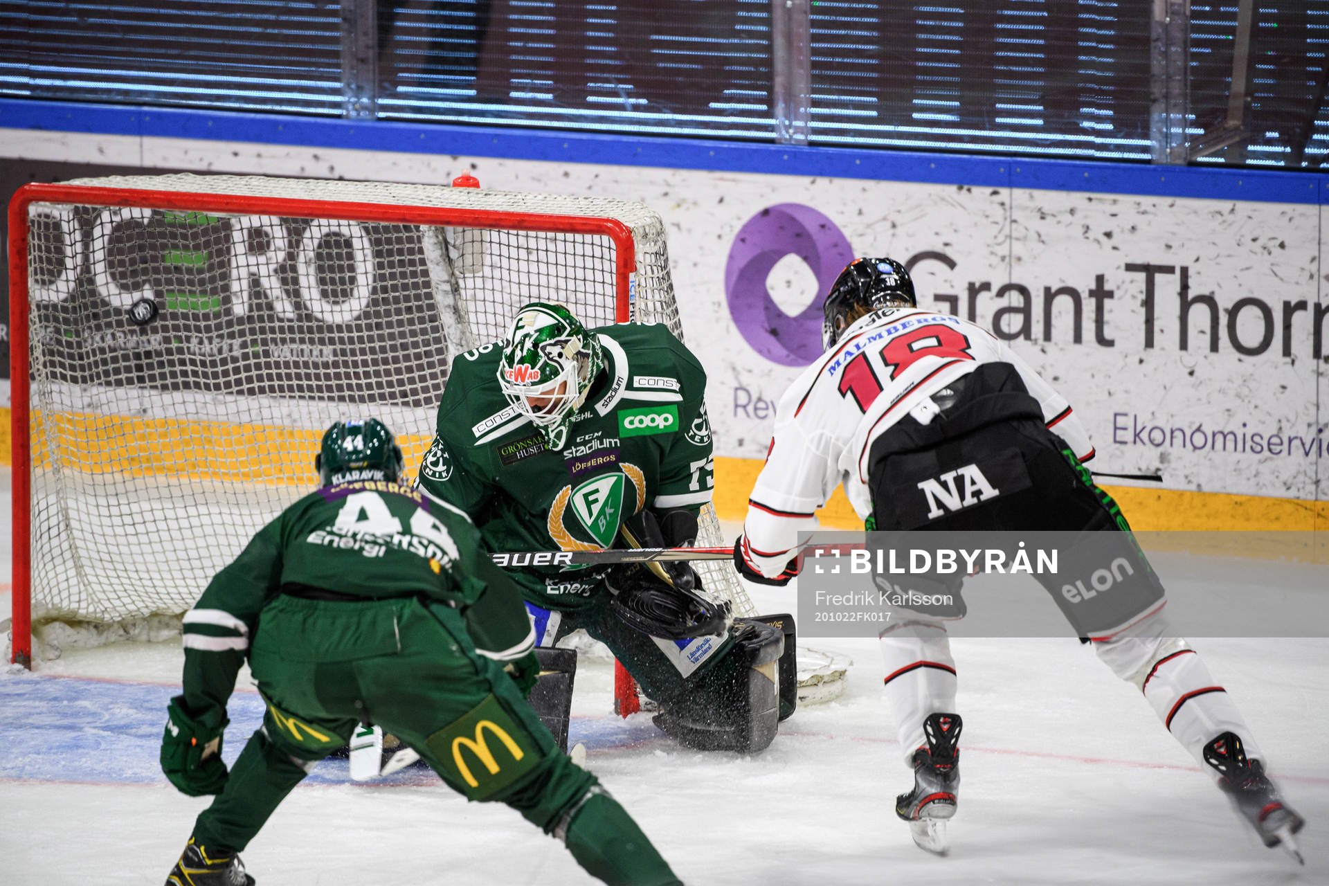 Örebros Rodrigo Abols gör 2-2 bakom Färjestads målvakt