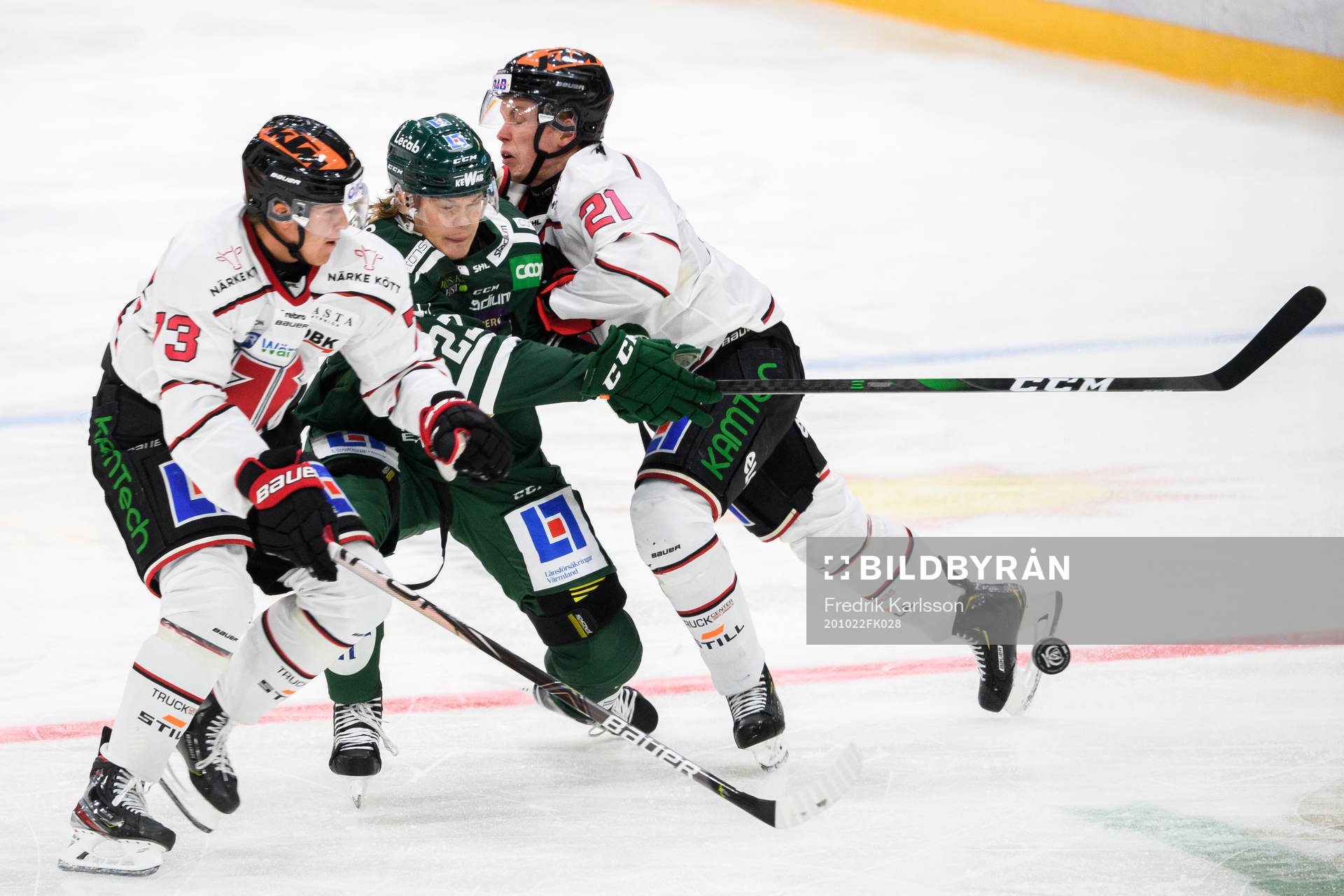 Örebros Oliver Eklind och Linus Öberg försvarar mot