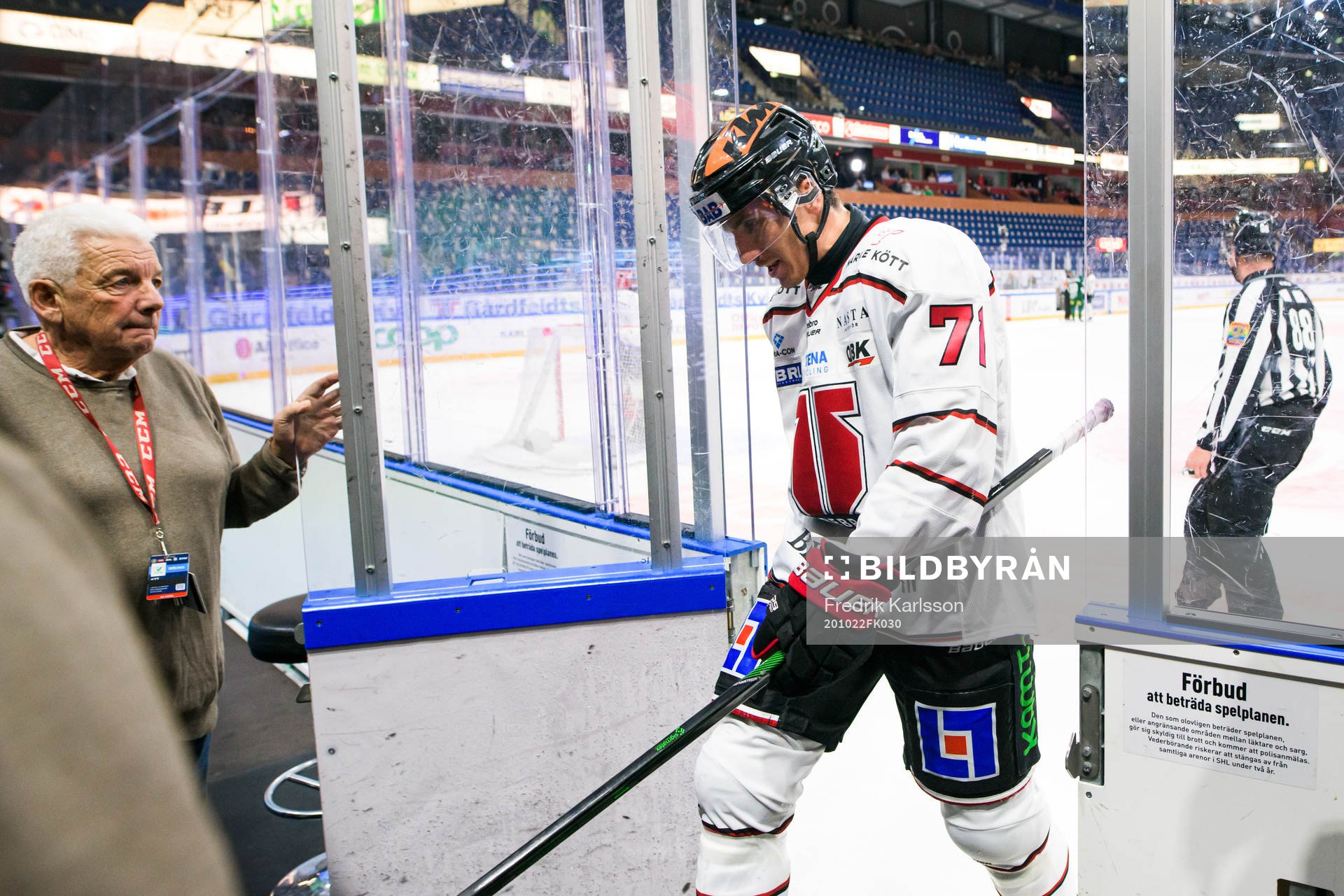 Örebros Borna Rendulic kliver av isen