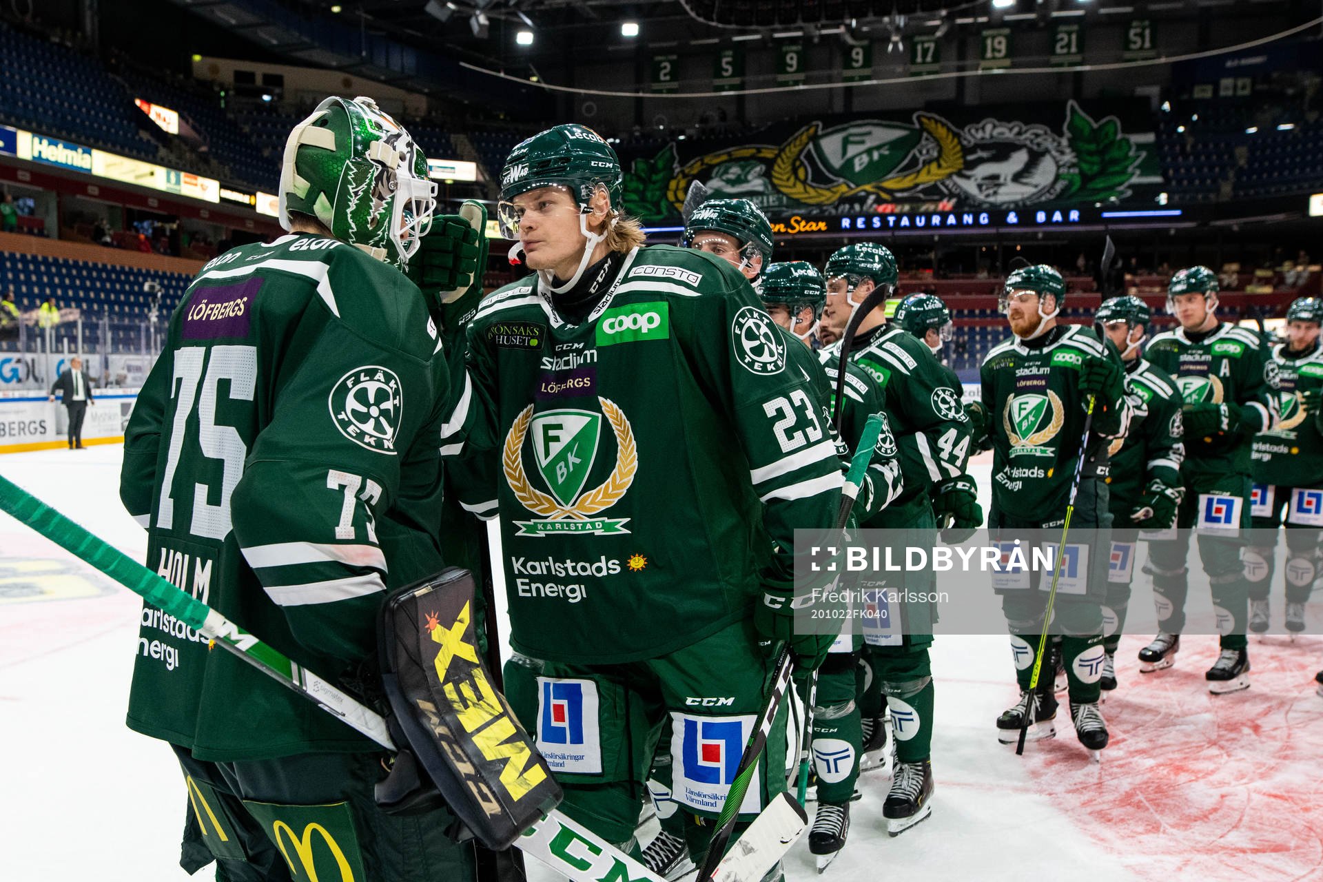 Färjestads Albin Eriksson jublar och tackar målvakt Arvid