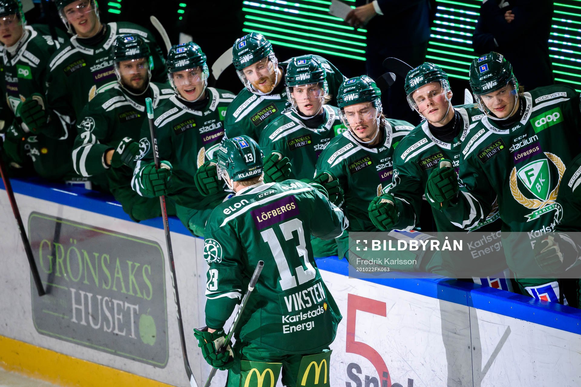 Färjestads Daniel Viksten jublar med lagkamrater