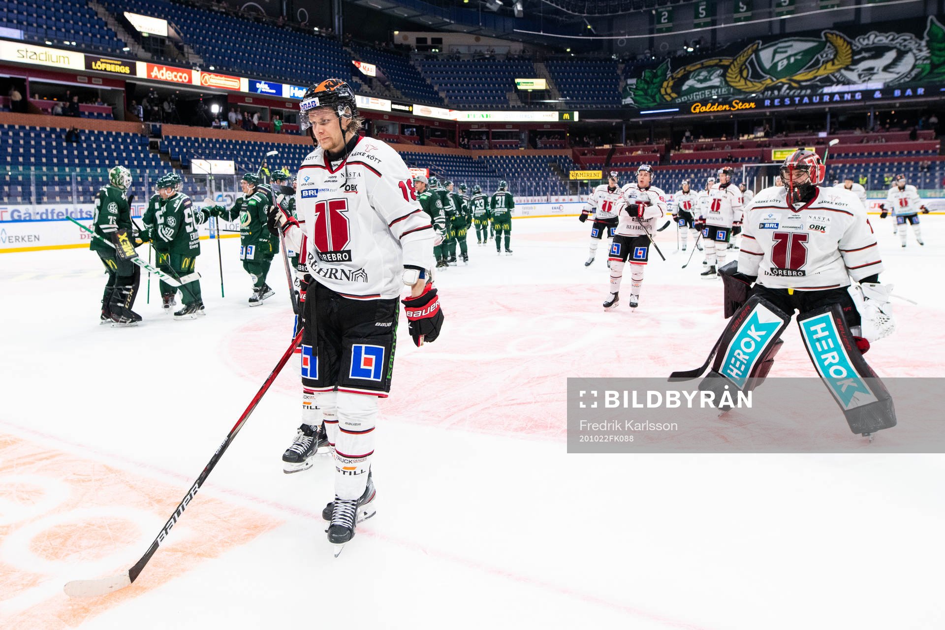 Örebros Rodrigo Abols och målvakt Jhonas Enroth deppar