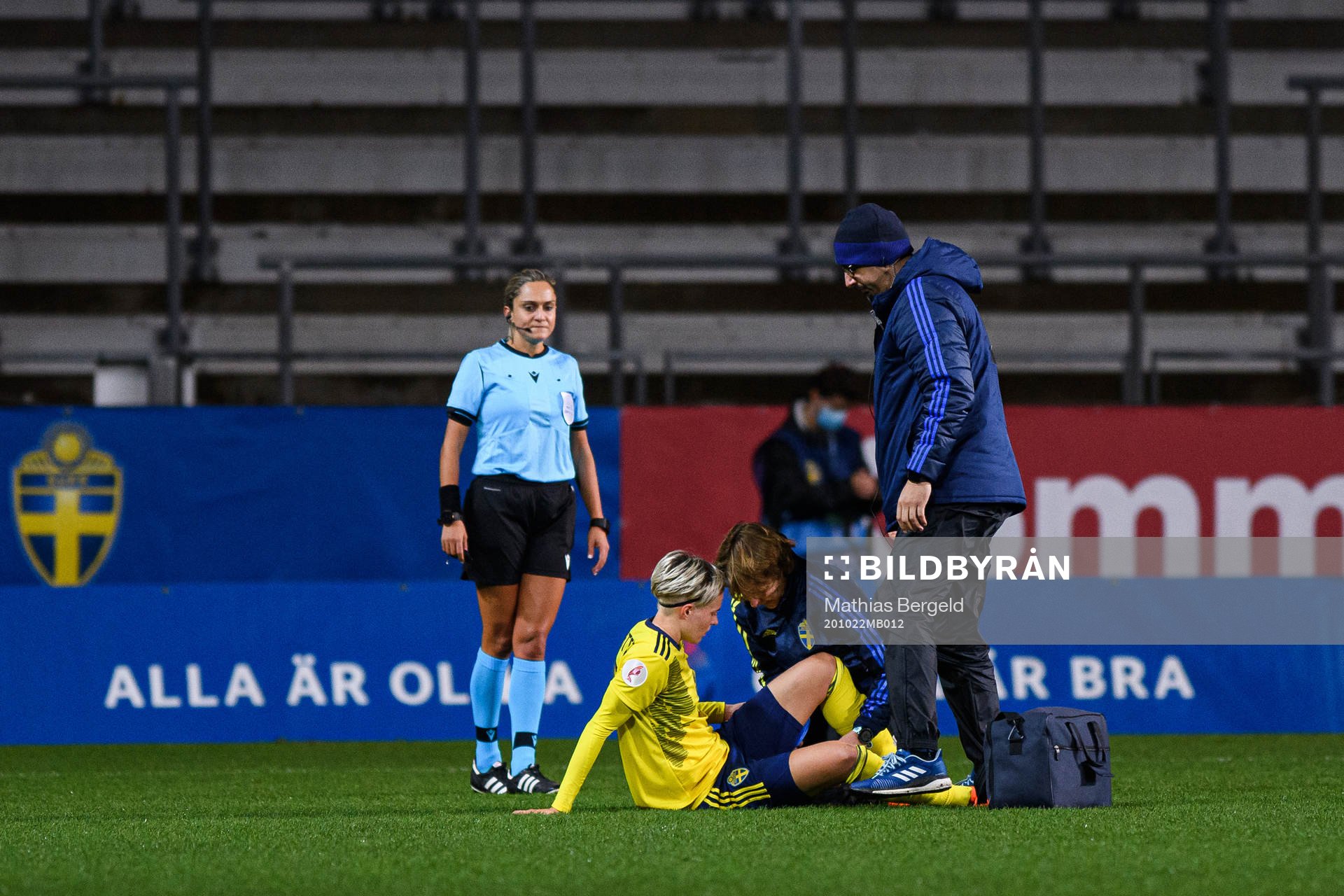 Lina Hurtig of Sweden receives medicinal treatment