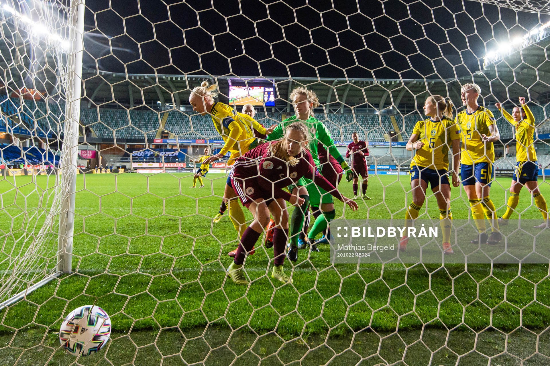 Caroline Seger sees Magdalena Eriksson of Sweden score 4-0