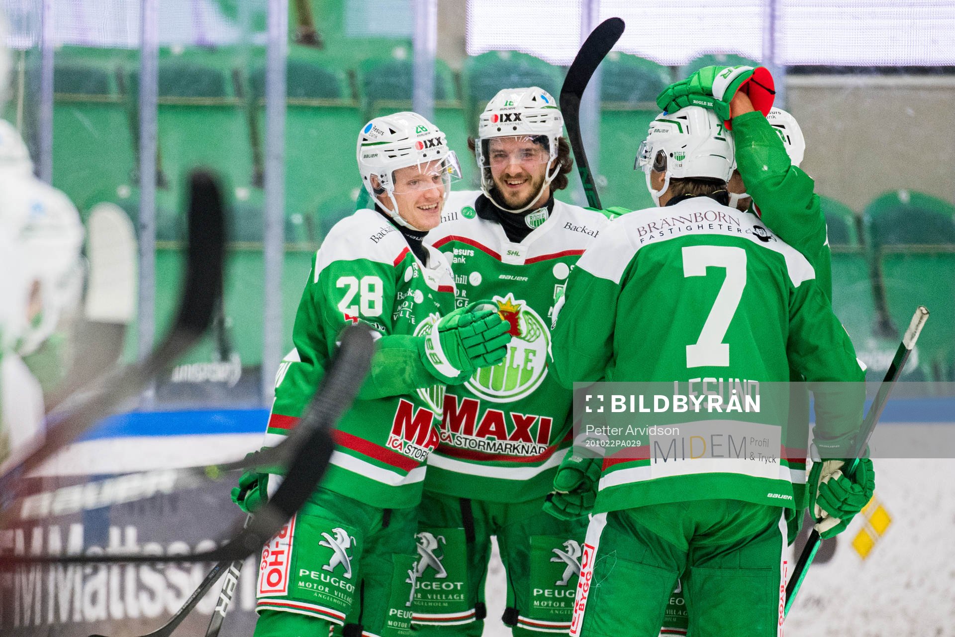 Rögles Anton Bengtsson jublar med Dennis Everberg och