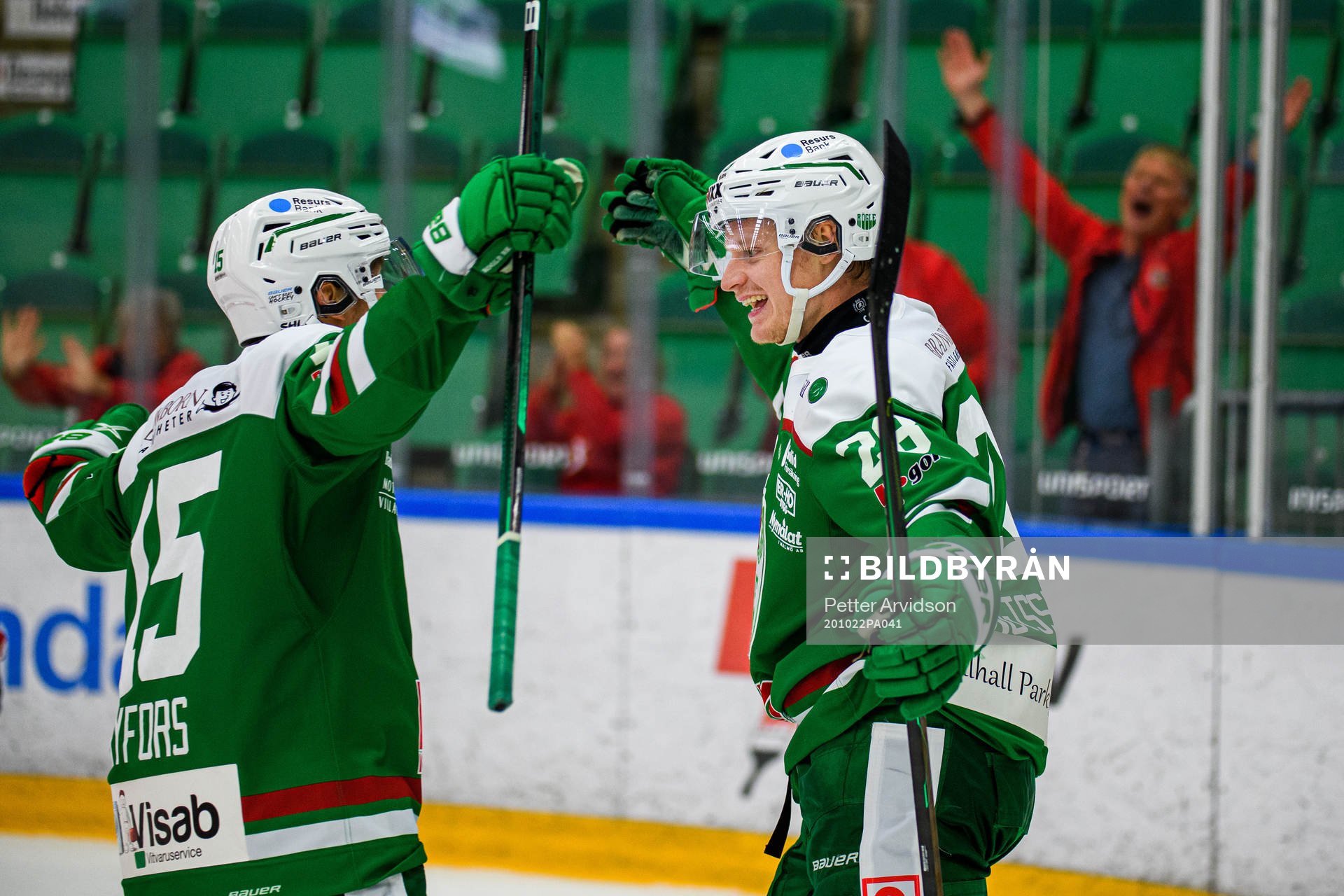 Rögles Simon Ryfors och Anton Bengtsson jublar