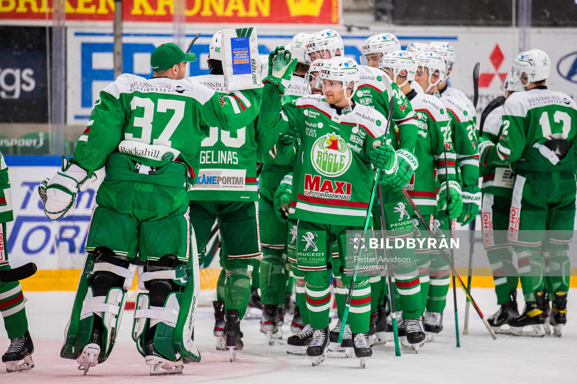 Rögles målvakt Johan Gustafsson och Simon Ryfors jublar