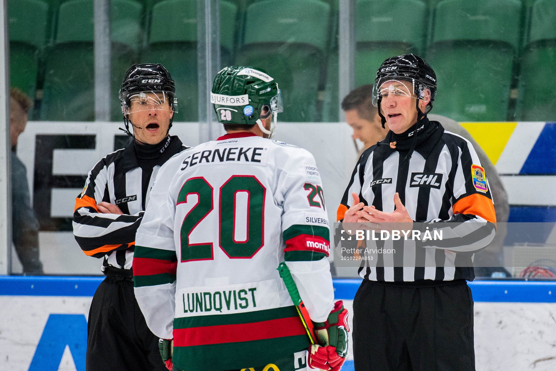 Frölundas Joel Lundqvist i samtal med domare Tobias Björk