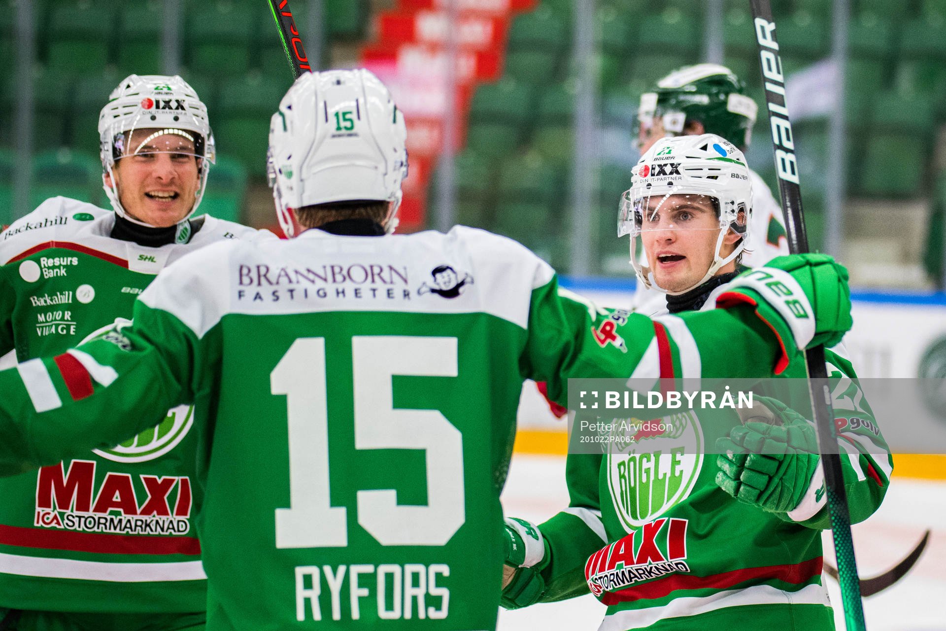 Rögles Simon Ryfors jublar med Benjamin Smith och Nils