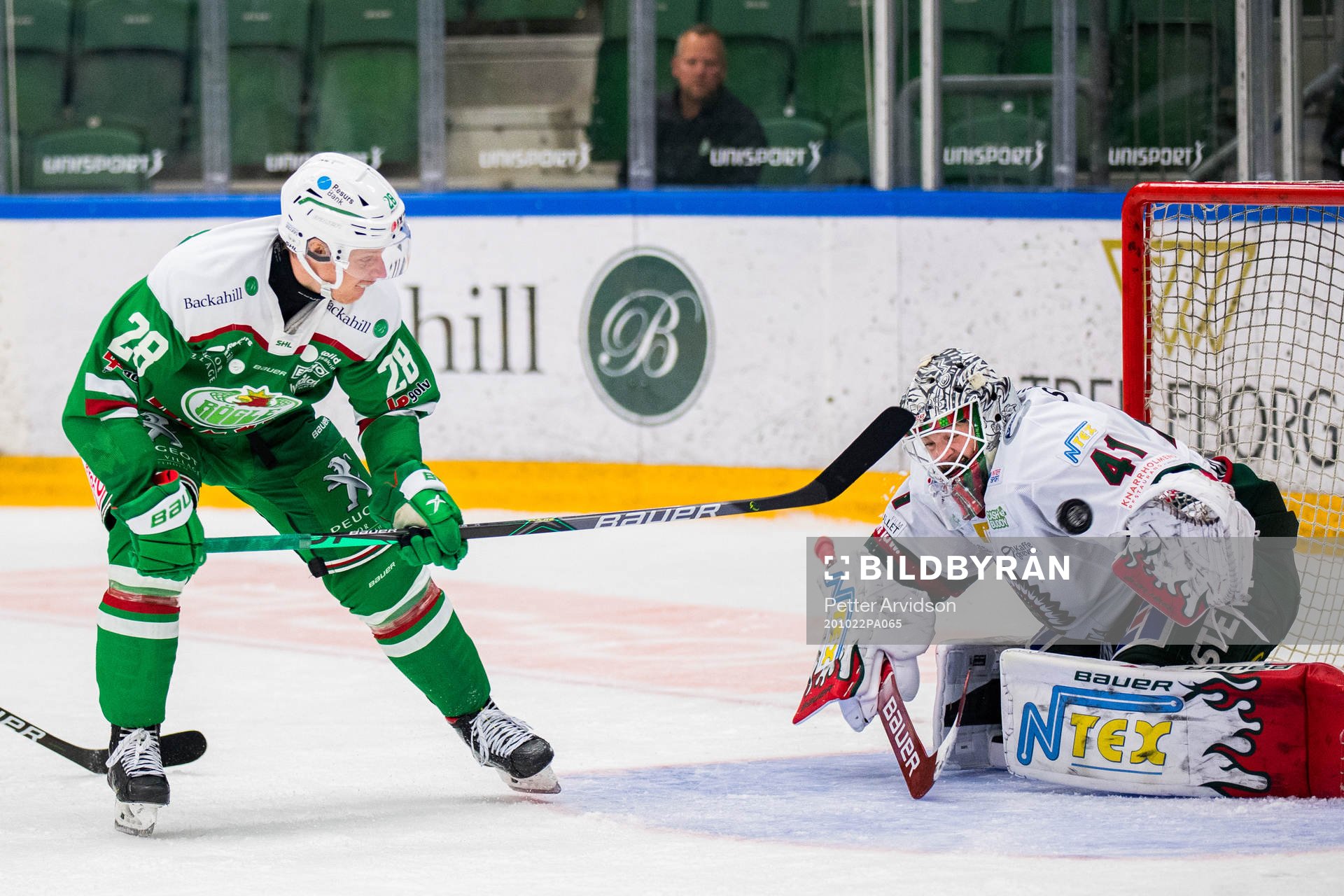 Rögles Anton Bengtsson gör det matchavgörande 5-4 målet