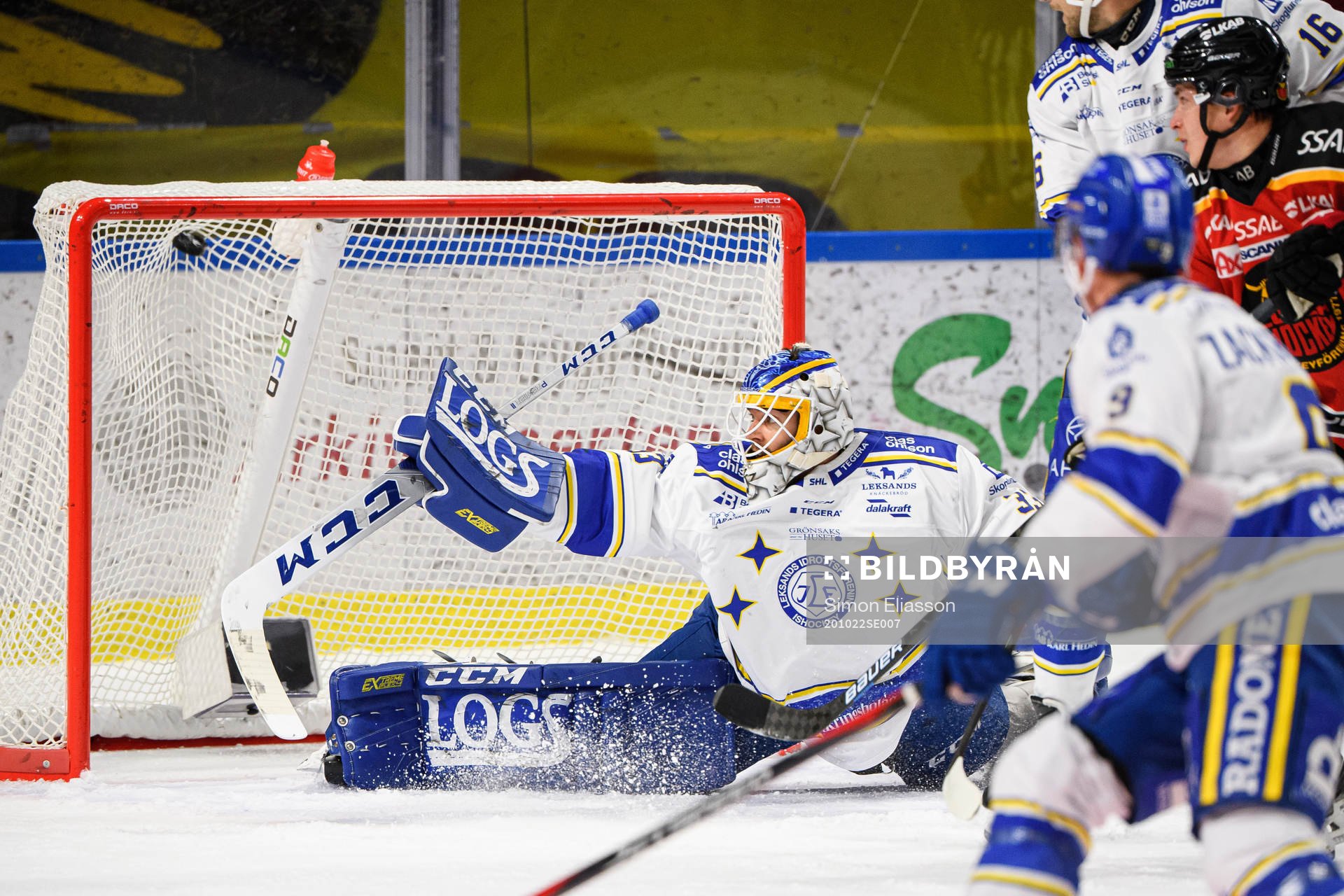 Luleås Victor Berglund, ej i bild, gör 2-0 bakom Leksands
