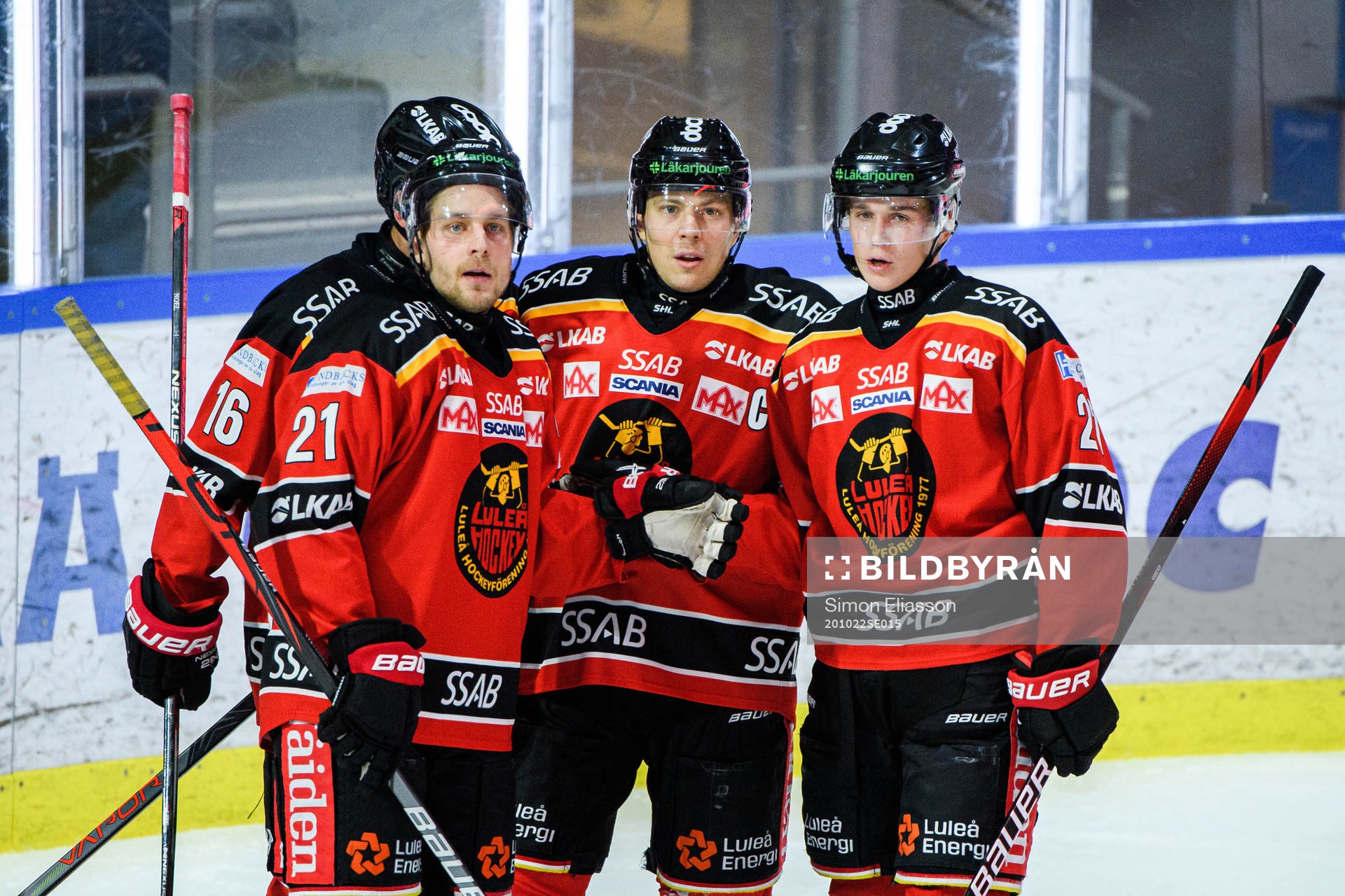 Luleås Erik Gustafsson jublar med Juhani Tyrväinen och