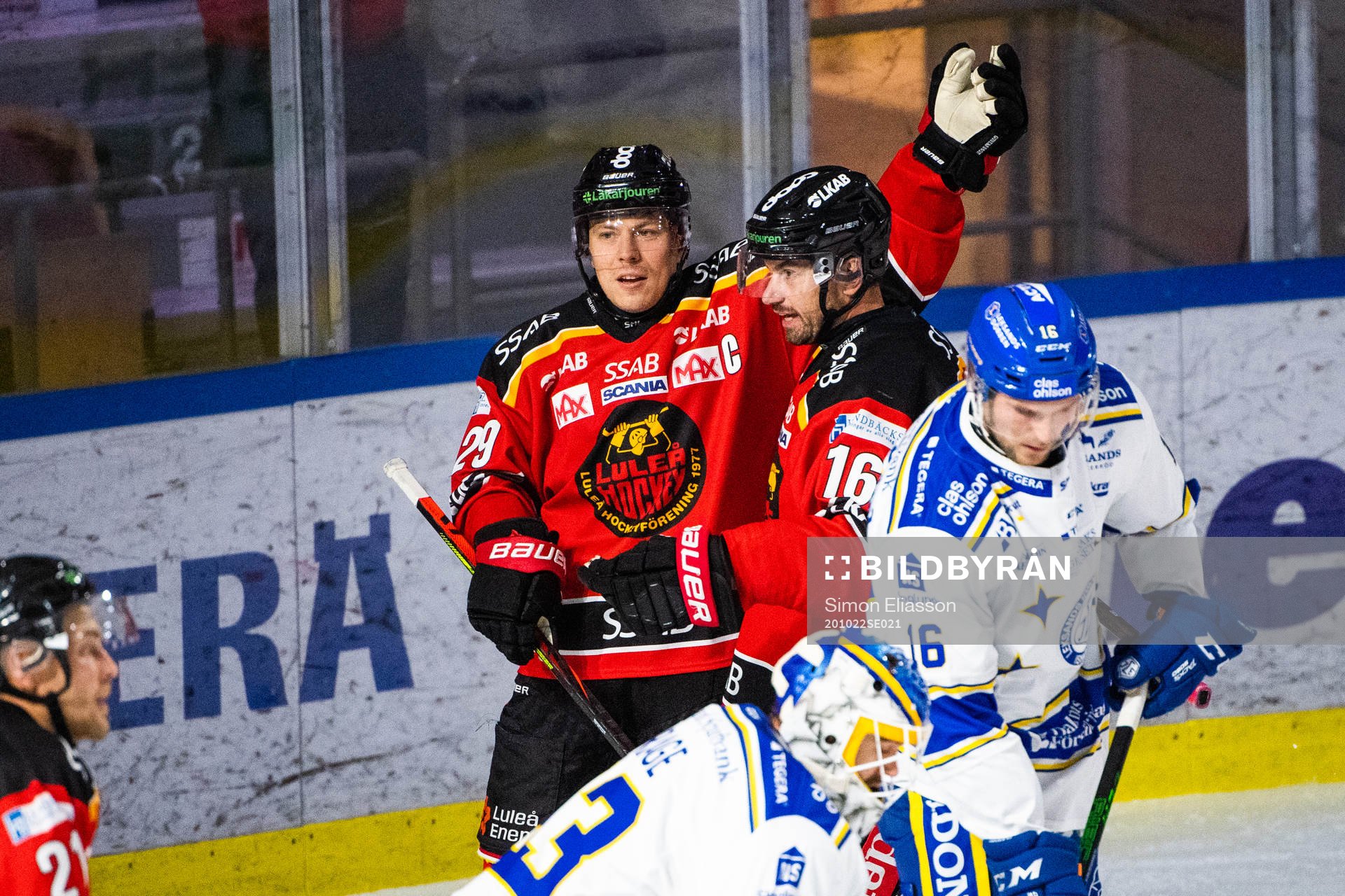 Luleås Erik Gustafsson och Niklas Olausson jublar