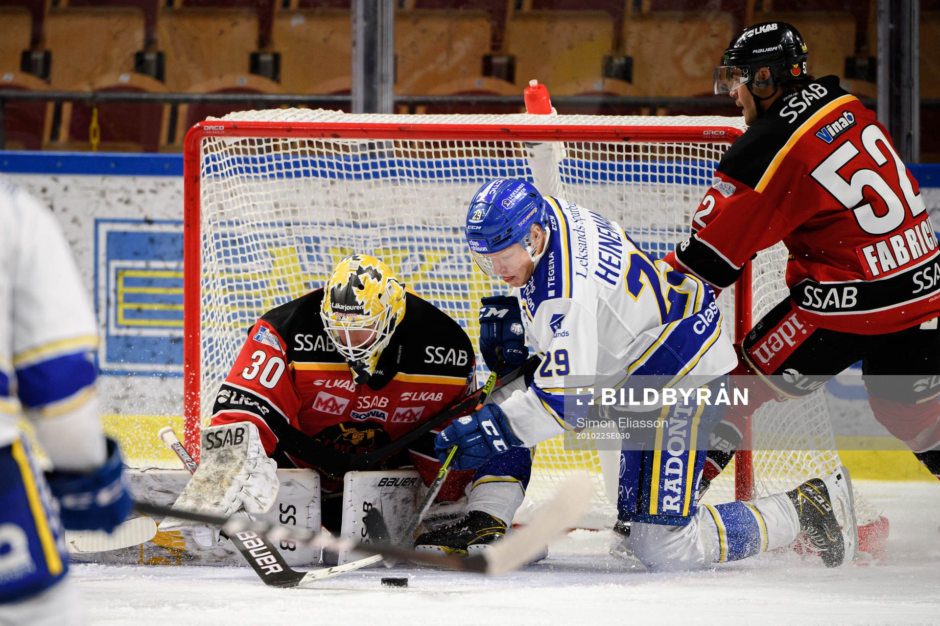 Leksands Emil Heineman oroar framför Luleås målvakt