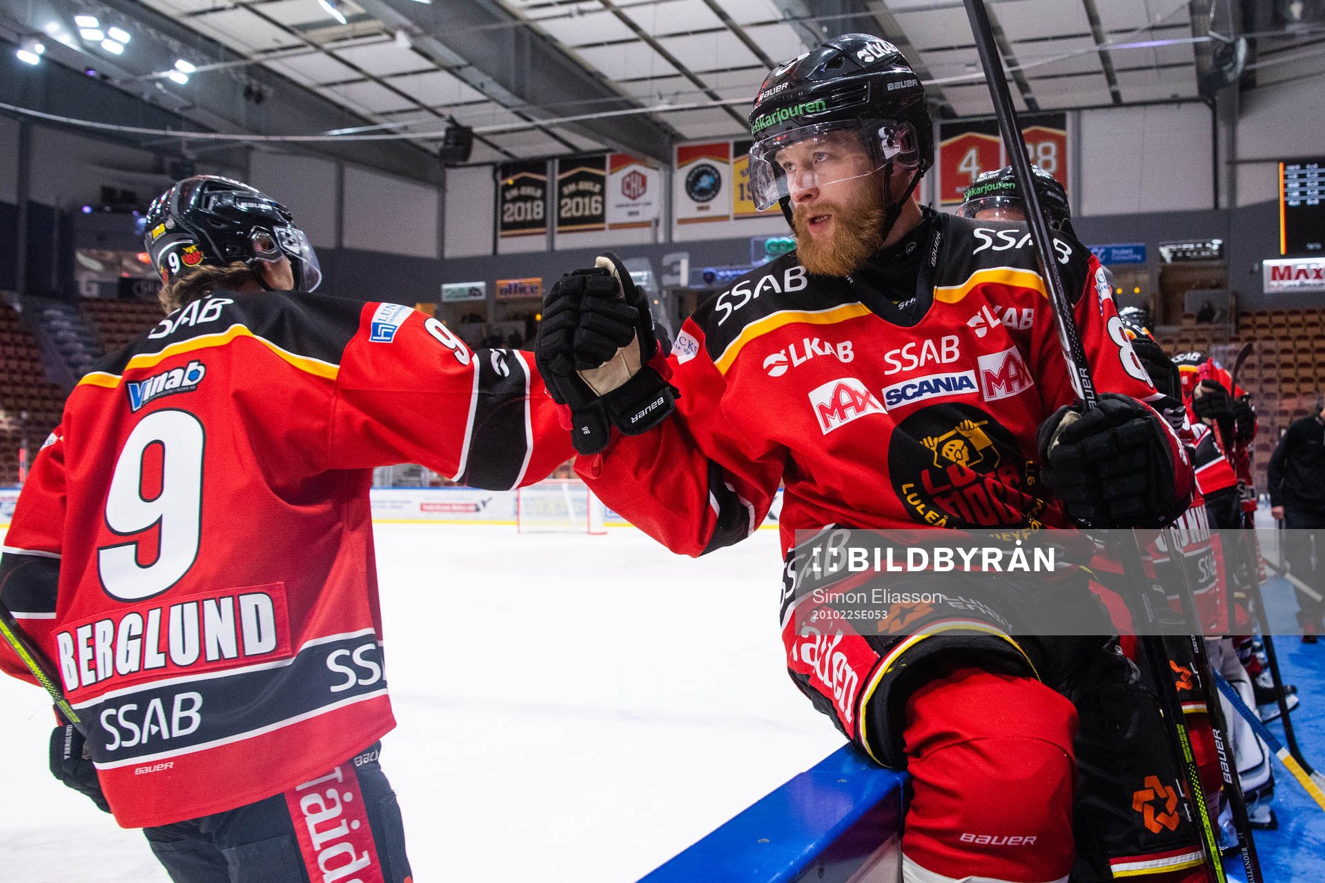 Luleås Linus Klasen jublar med Luleås Victor Berglund