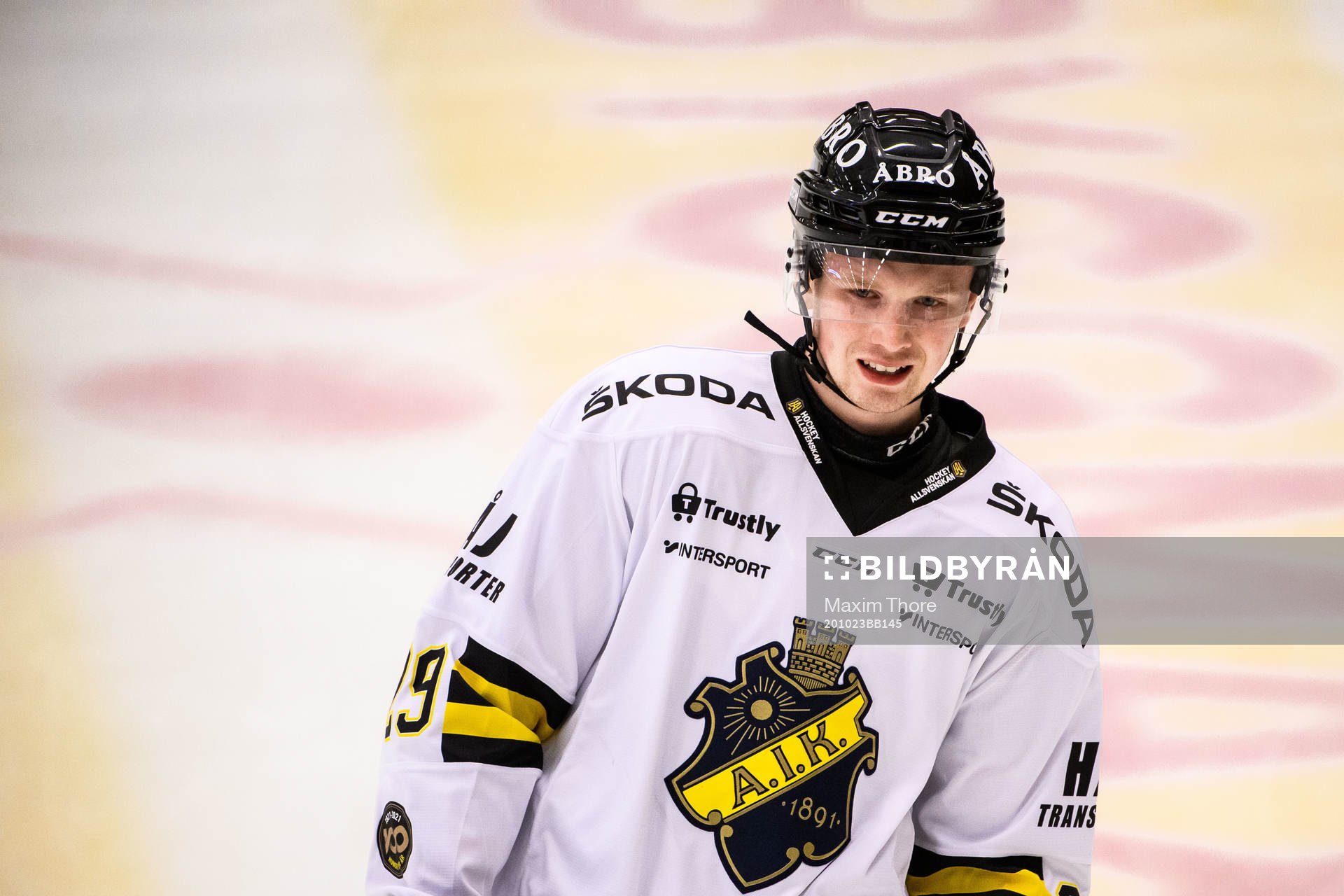s Lucas Feuk värmer upp