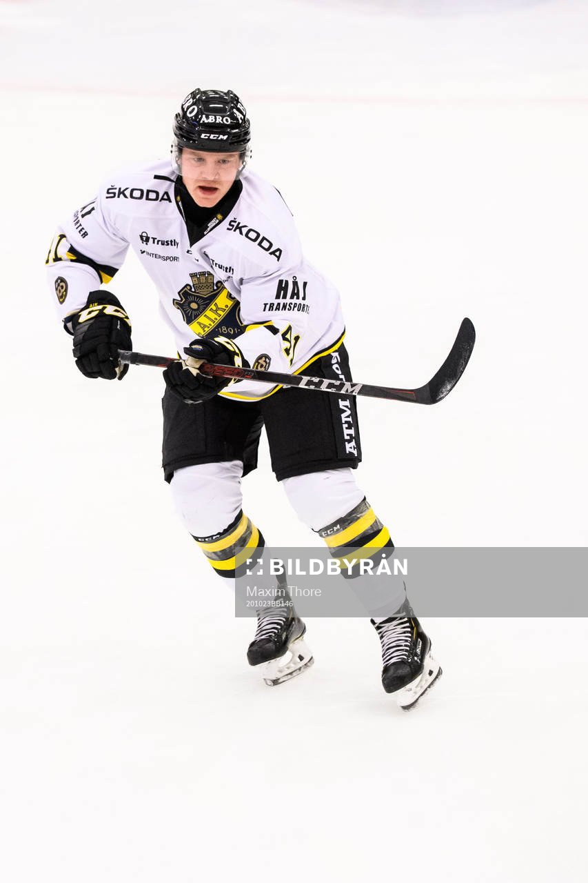 s Johan Johnsson värmer upp