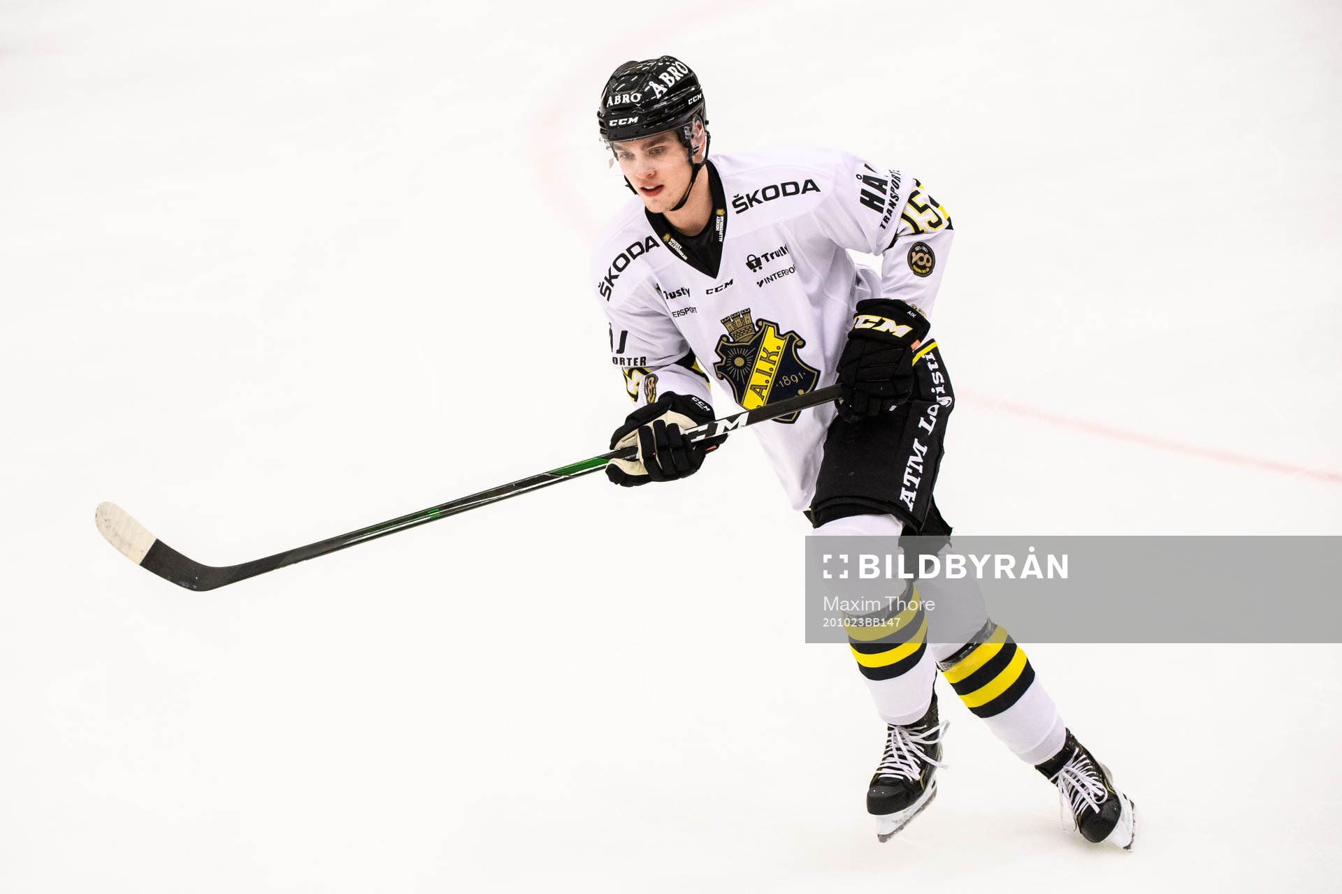 s Elias Lindström värmer upp