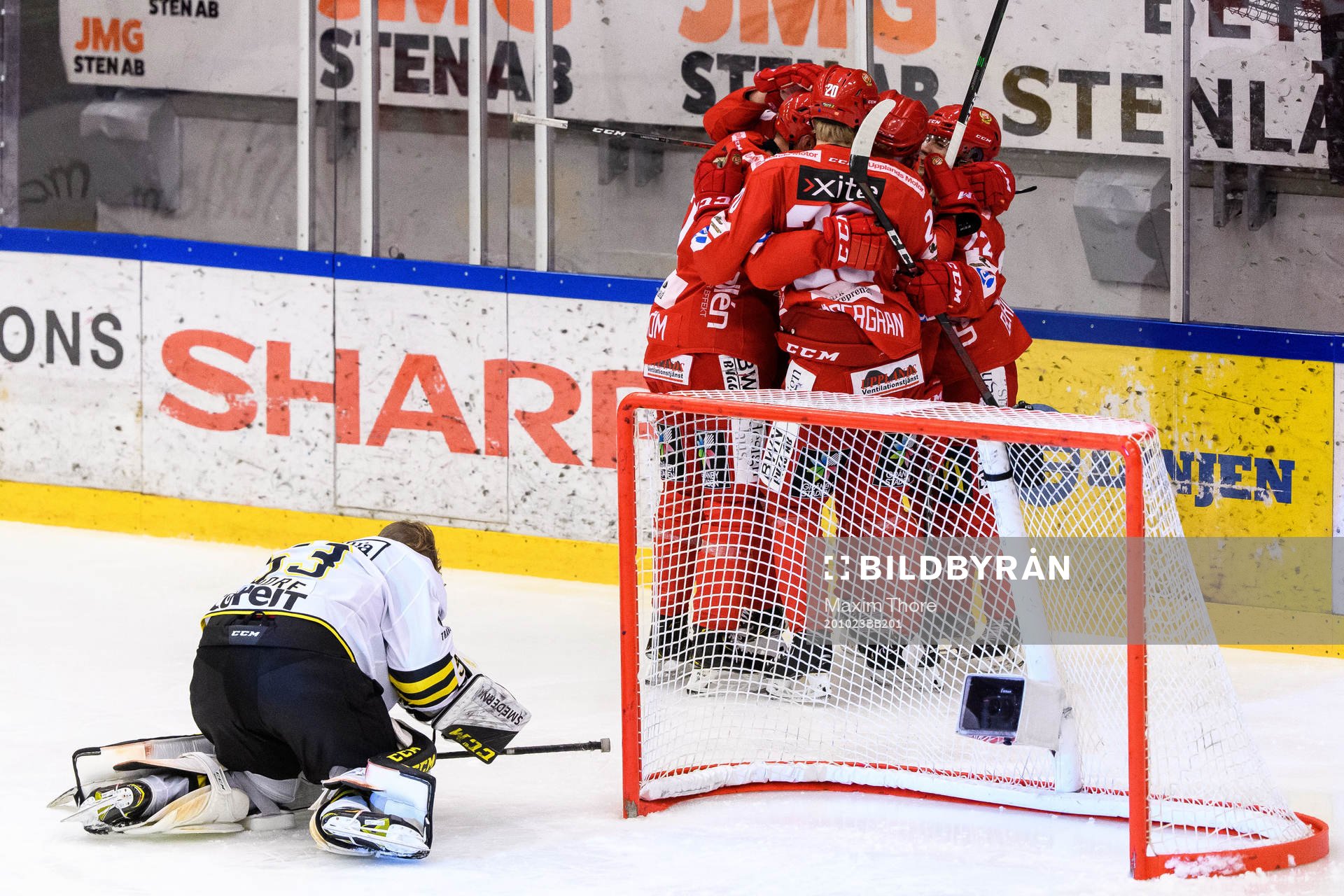 Almtunas Tobias Liljendahl jublar med lagkamrater