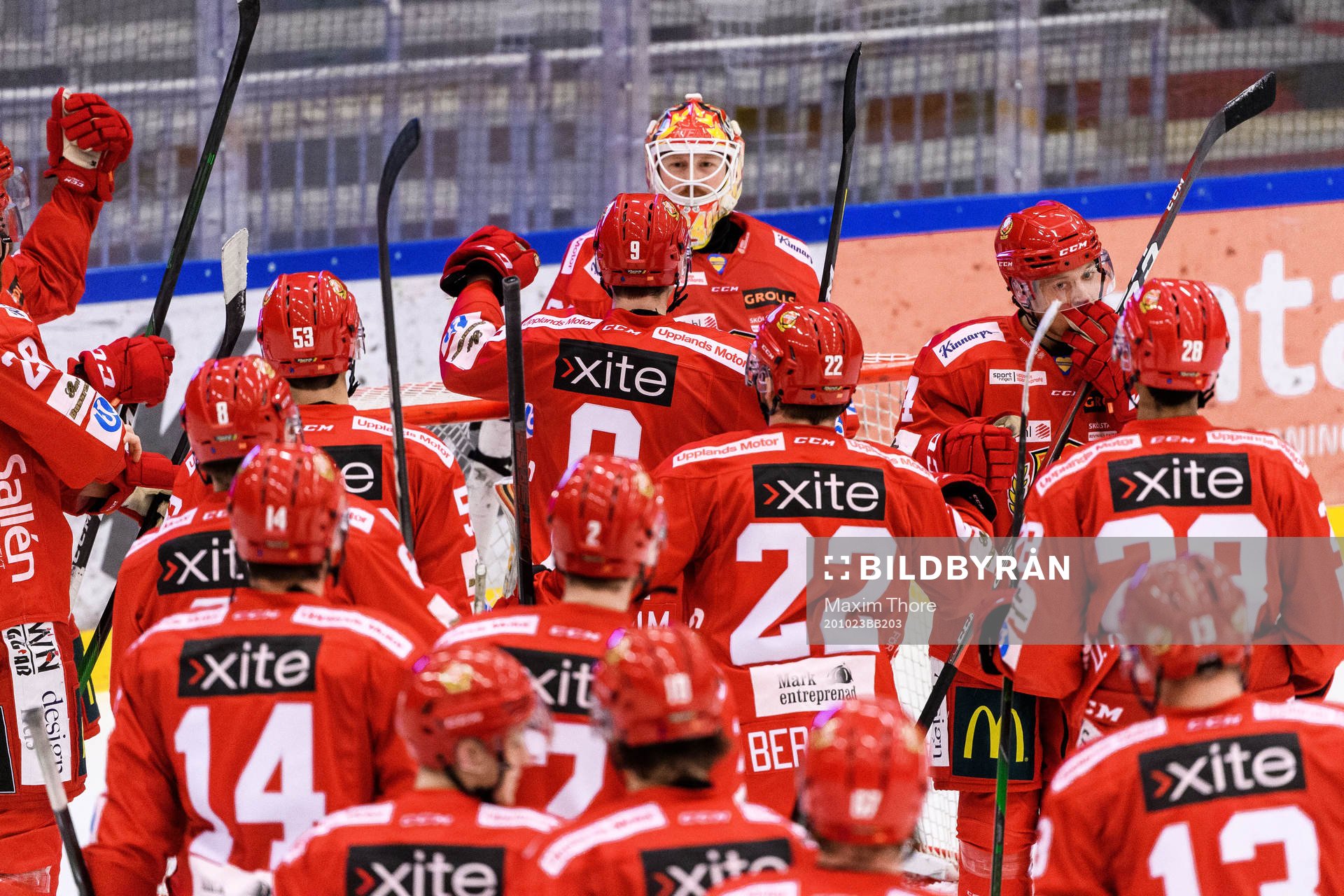 Almtunas målvakt Erik Hanses jublar med lagkamrater