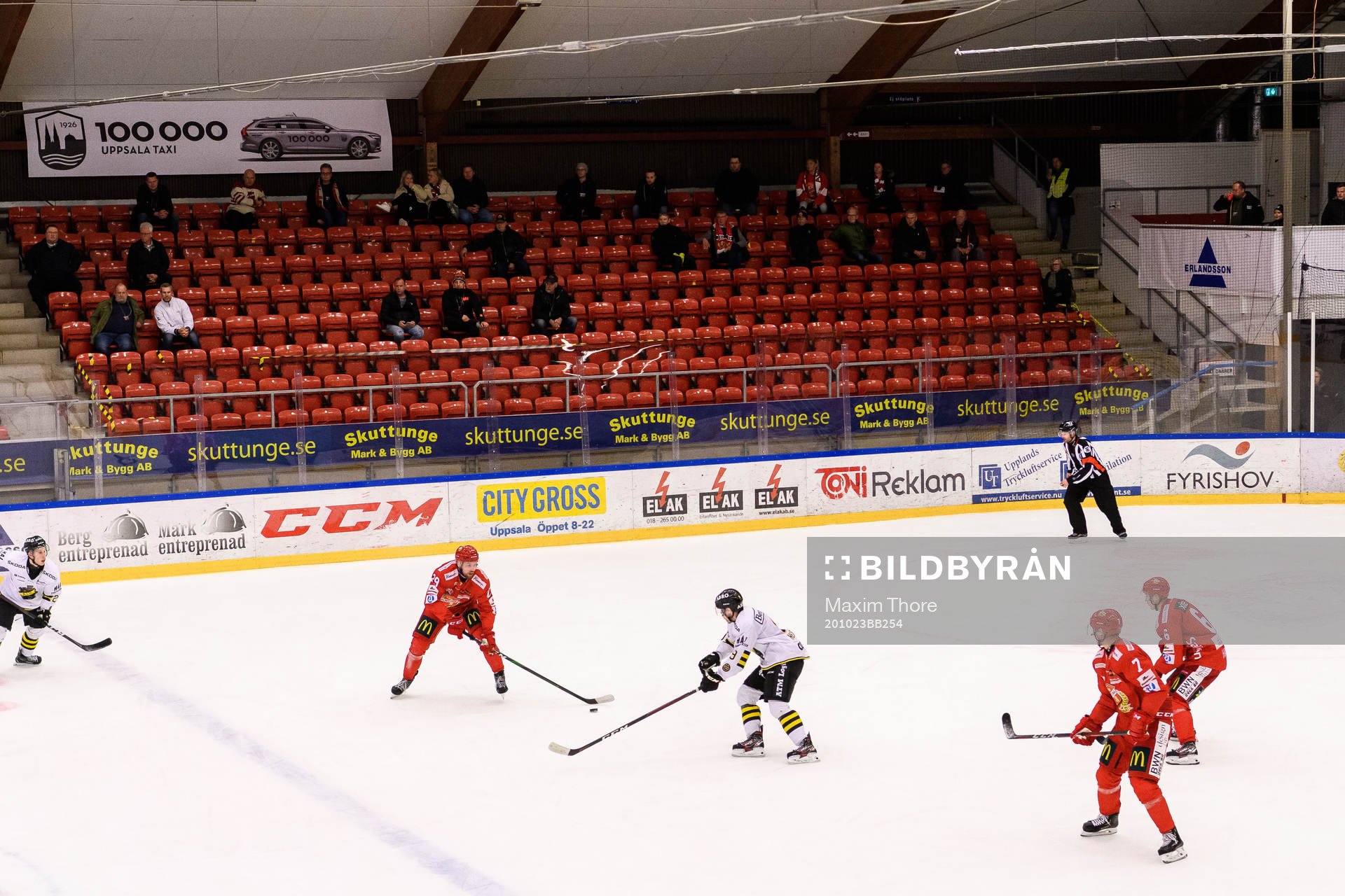 Vy över ishockeymatchen i Hockeyallsvenskan mellan Almtuna