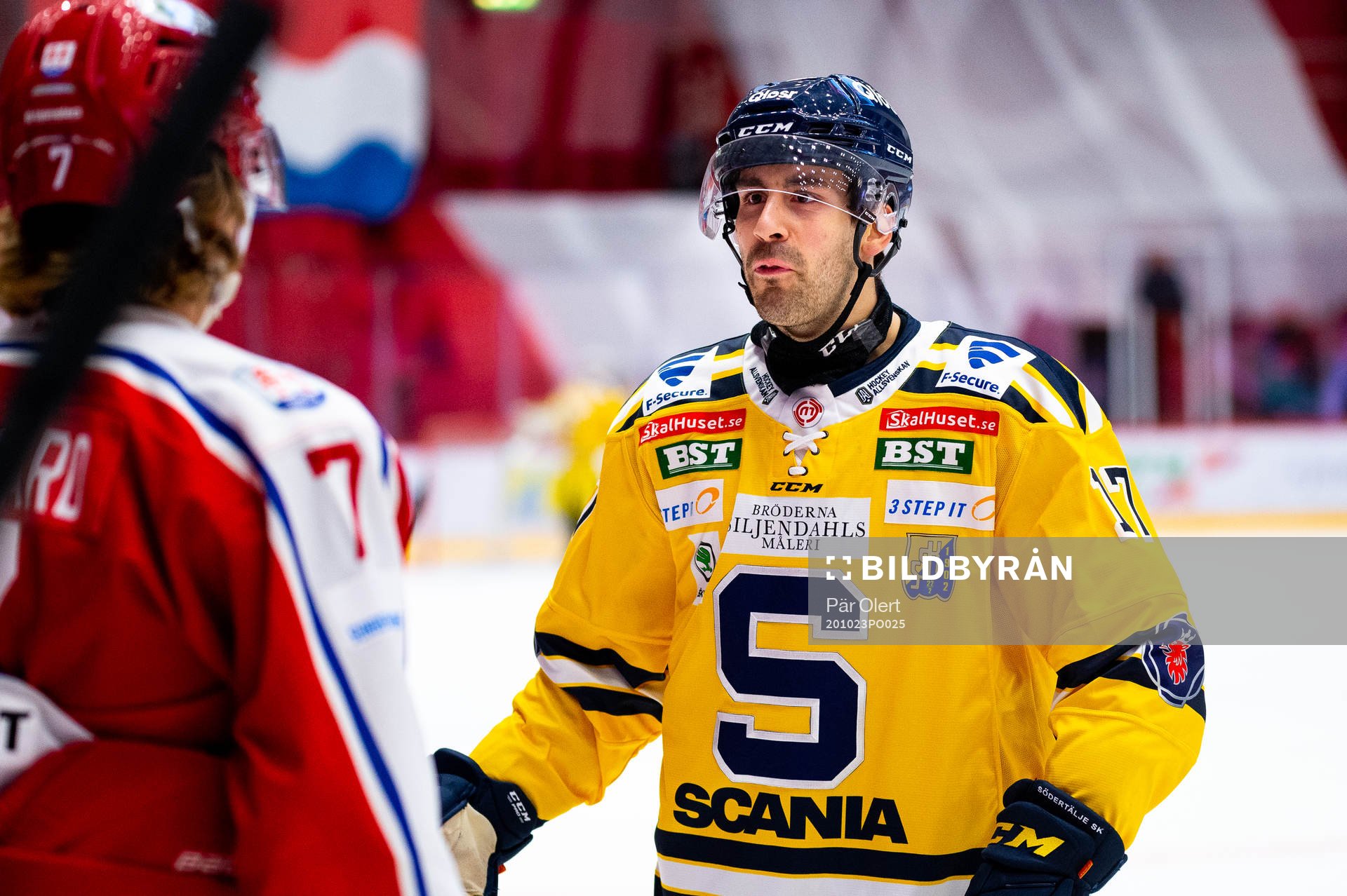 Södertäljes Evan Bouchard och Timrås Marcus Hardegård