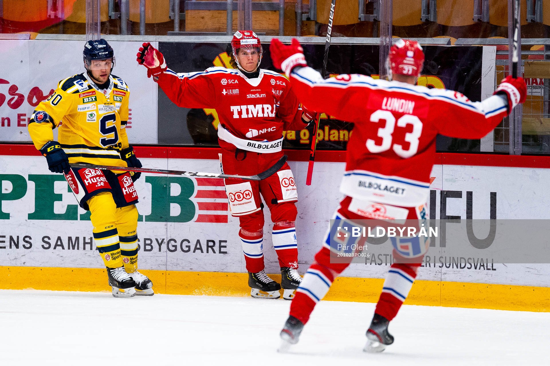 Timrås Marcus Hardegård och Albin Lundin jublar