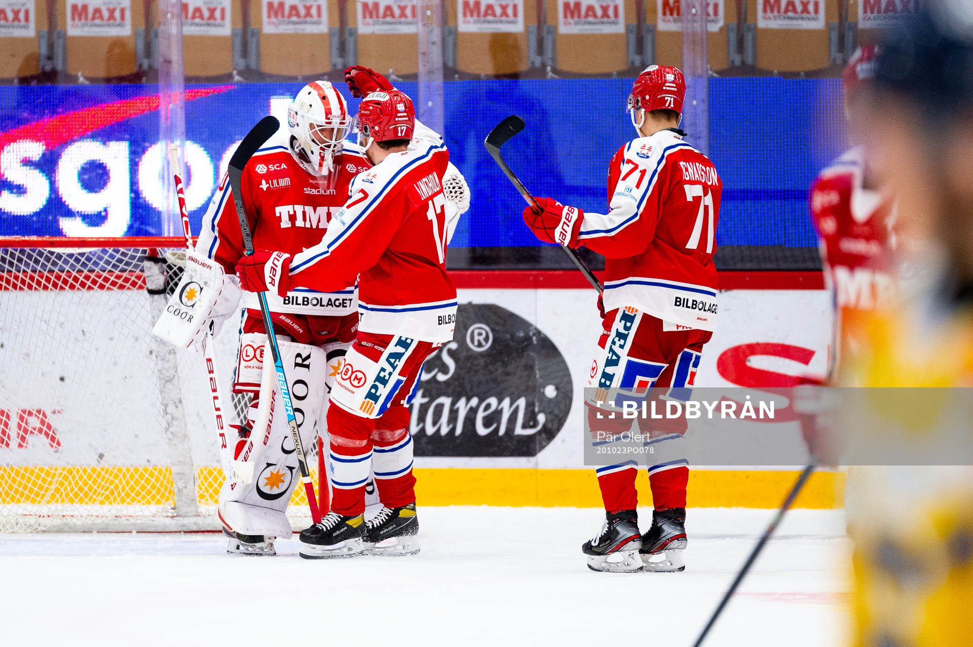 Timrås målvakt Jacob Johansson och Johan Lindholm jublar