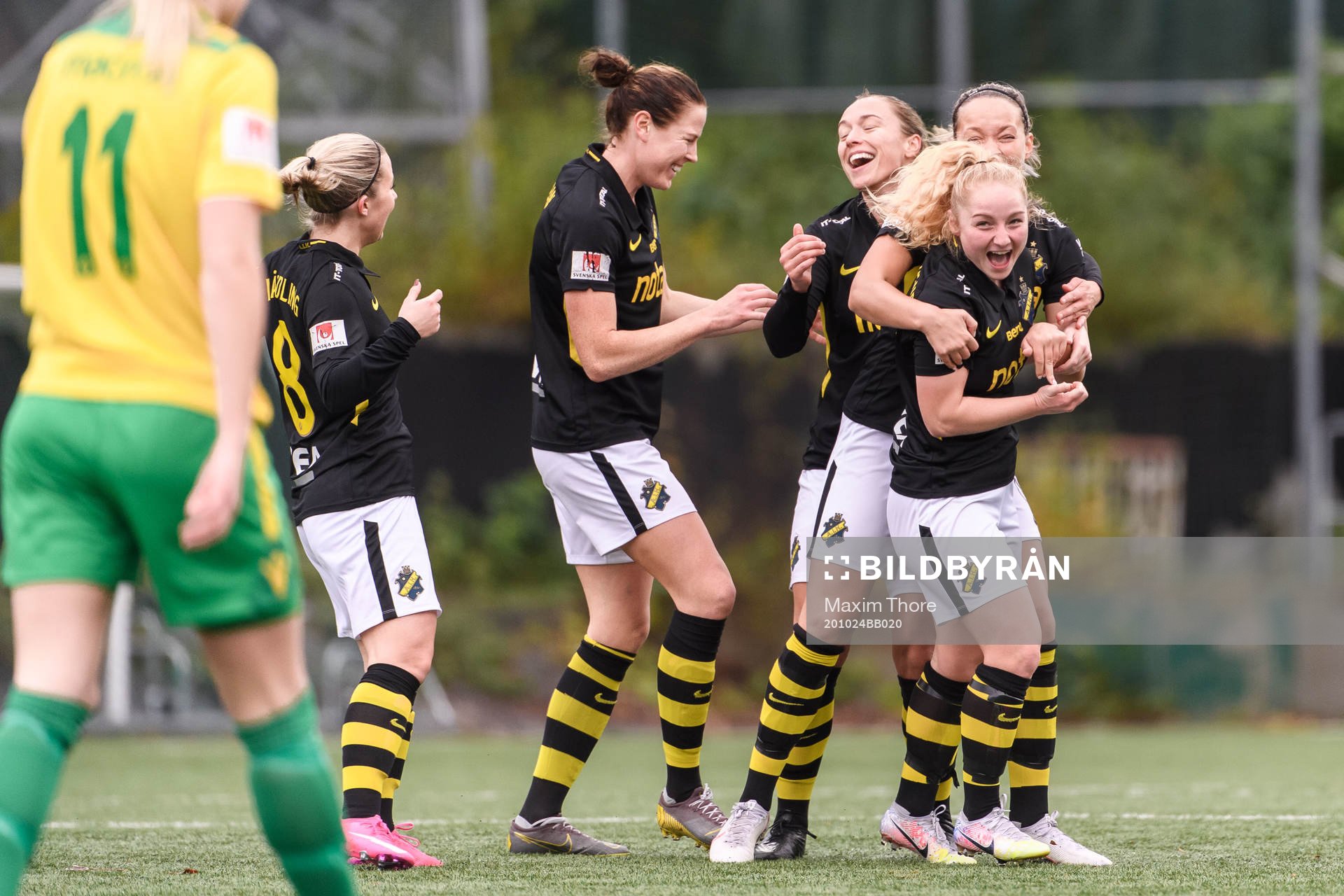 s Sophia Redenstrand jublar med lagkamrater