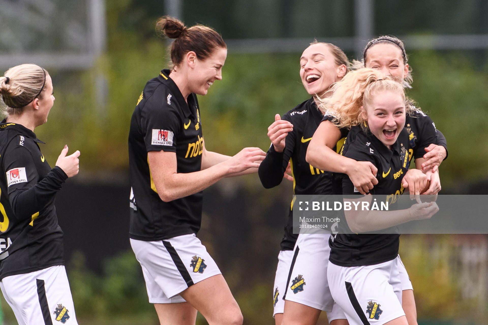 s Sophia Redenstrand jublar med lagkamrater