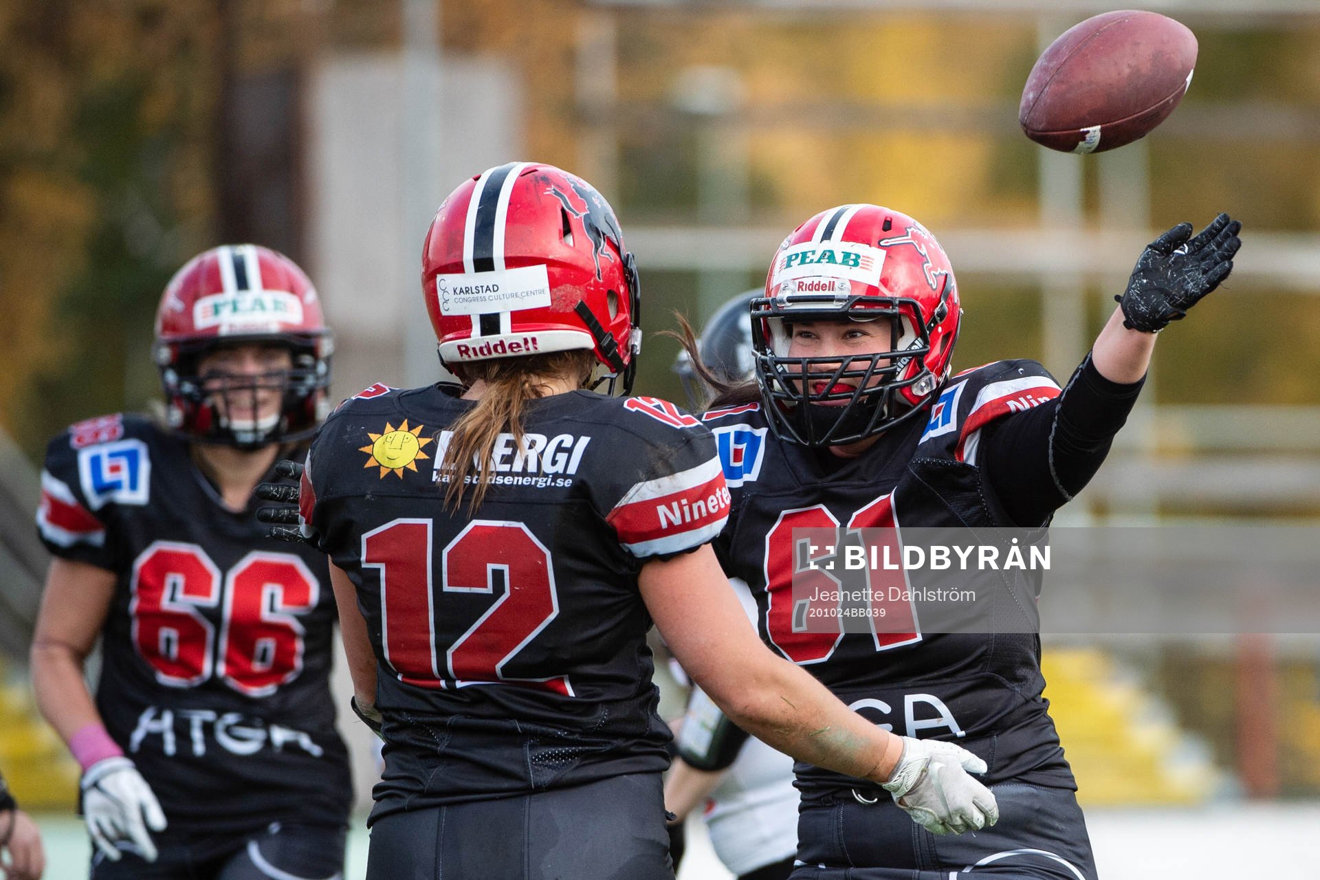 Carlstad Crusaders Karin Ullén och Ida Handel  jublar