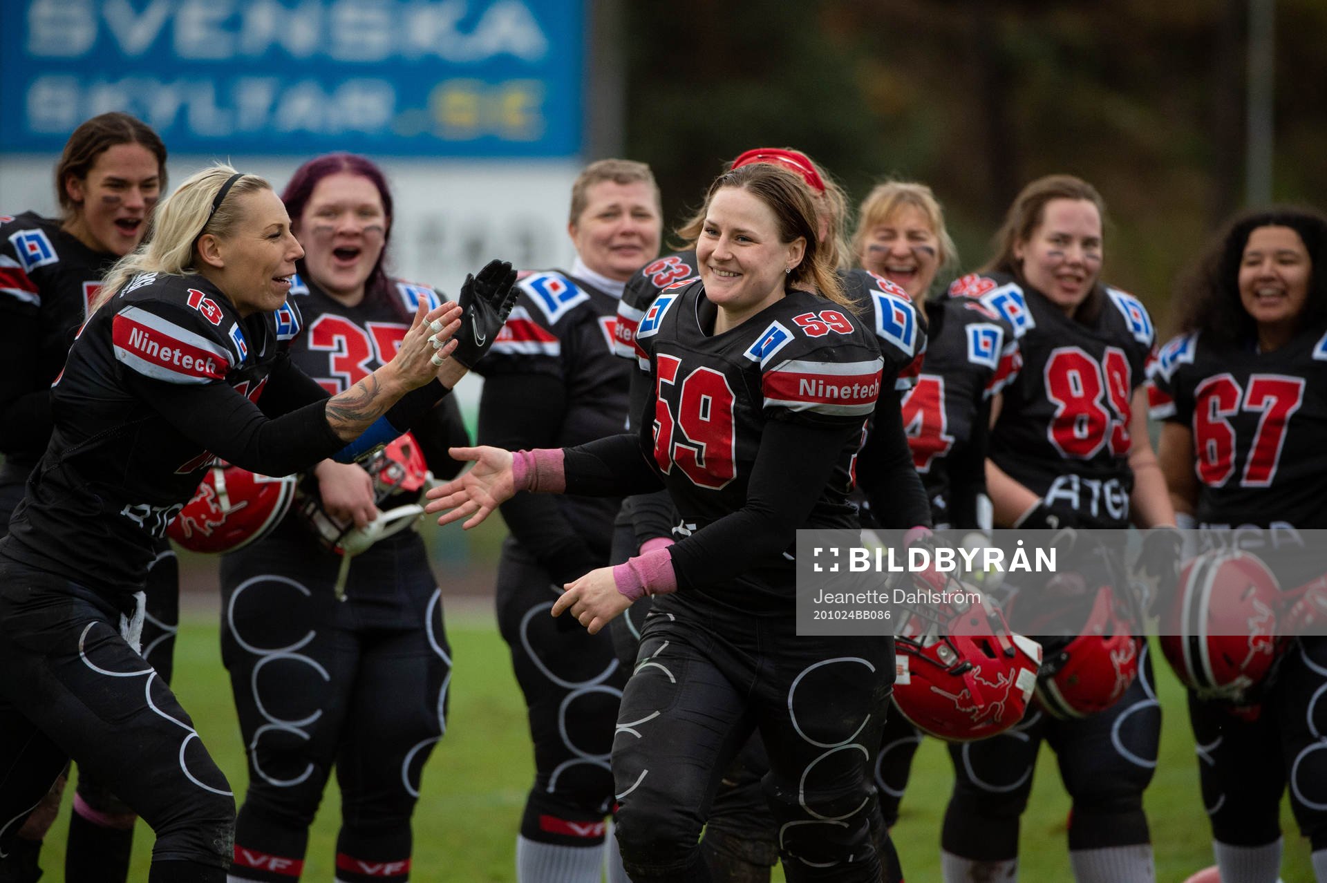 Carlstad Crusaders Elin Thimfors jublar med lagkamrater