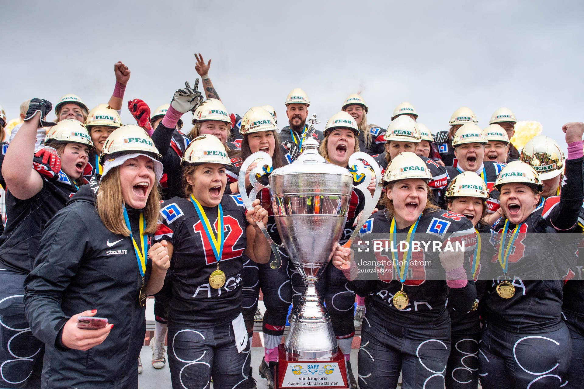 Carlstad Crusaders spelare jublar med pokalen