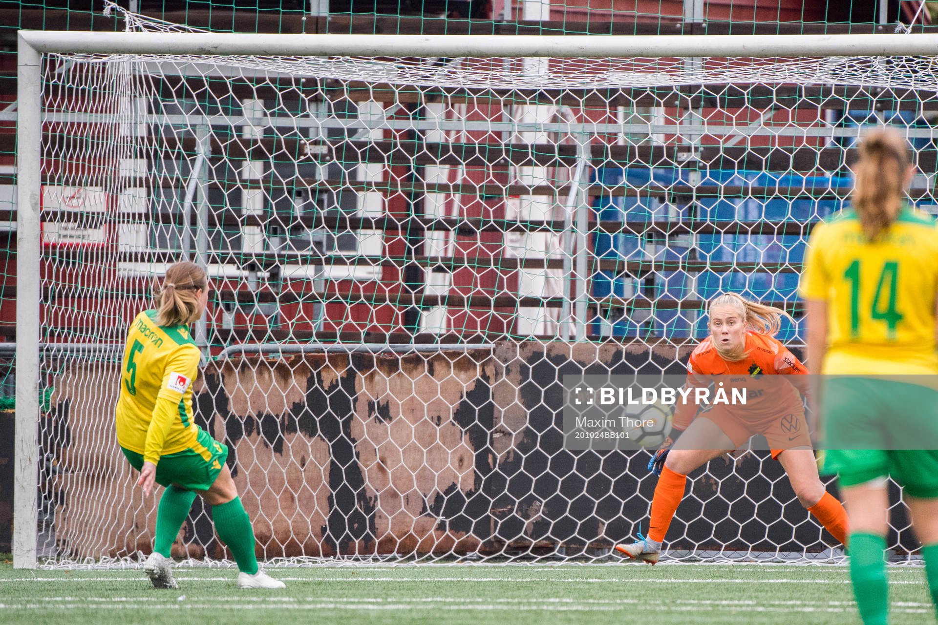 Bollstanäs Malin Elsilä Engdahl gör 2-1 bakom AIK:s målvakt Milla-Maj Majasaari under fotbollsmatchen i Elitettan mellan AIK och Bollstanäs den 24 oktober 2020 i Stockholm.