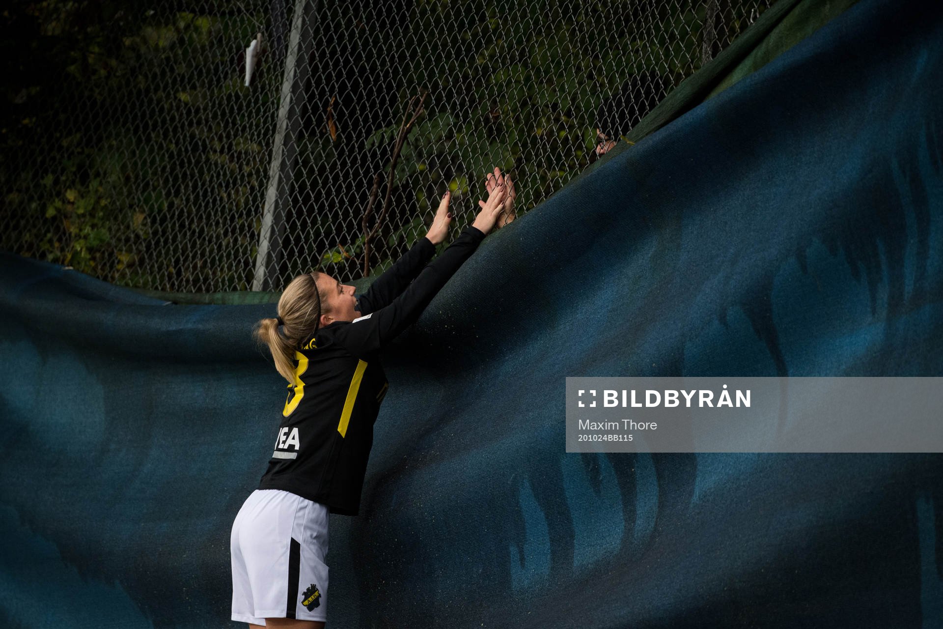 s Clara Härdling jublar med supportrar bakom stängslet