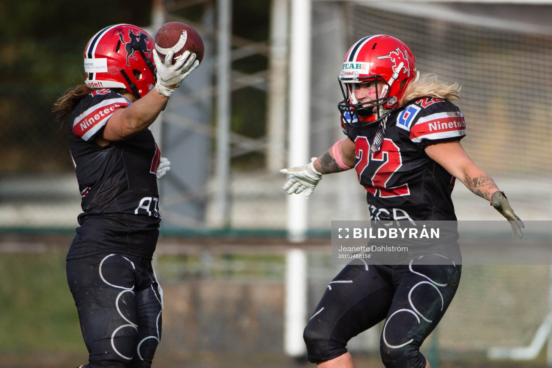 Carlstad Crusaders Gaby Knops och Karin Ullén jublar