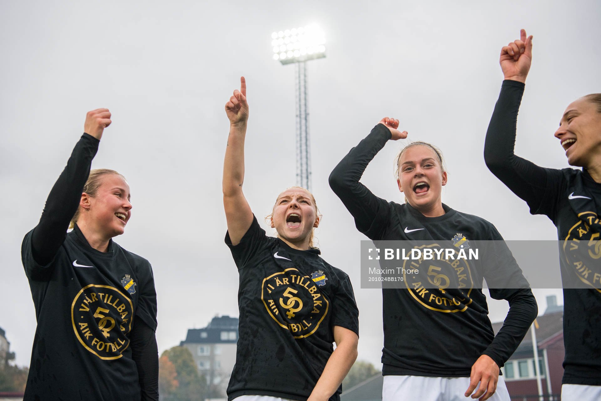 AIK:s Sophia Redenstrand (m) jublar med lagkamrater efter att AIK säkrat avancemang till Damallsvenskan nästa säsong efter fotbollsmatchen i Elitettan mellan AIK och Bollstanäs den 24 oktober 2020 i Stockholm.